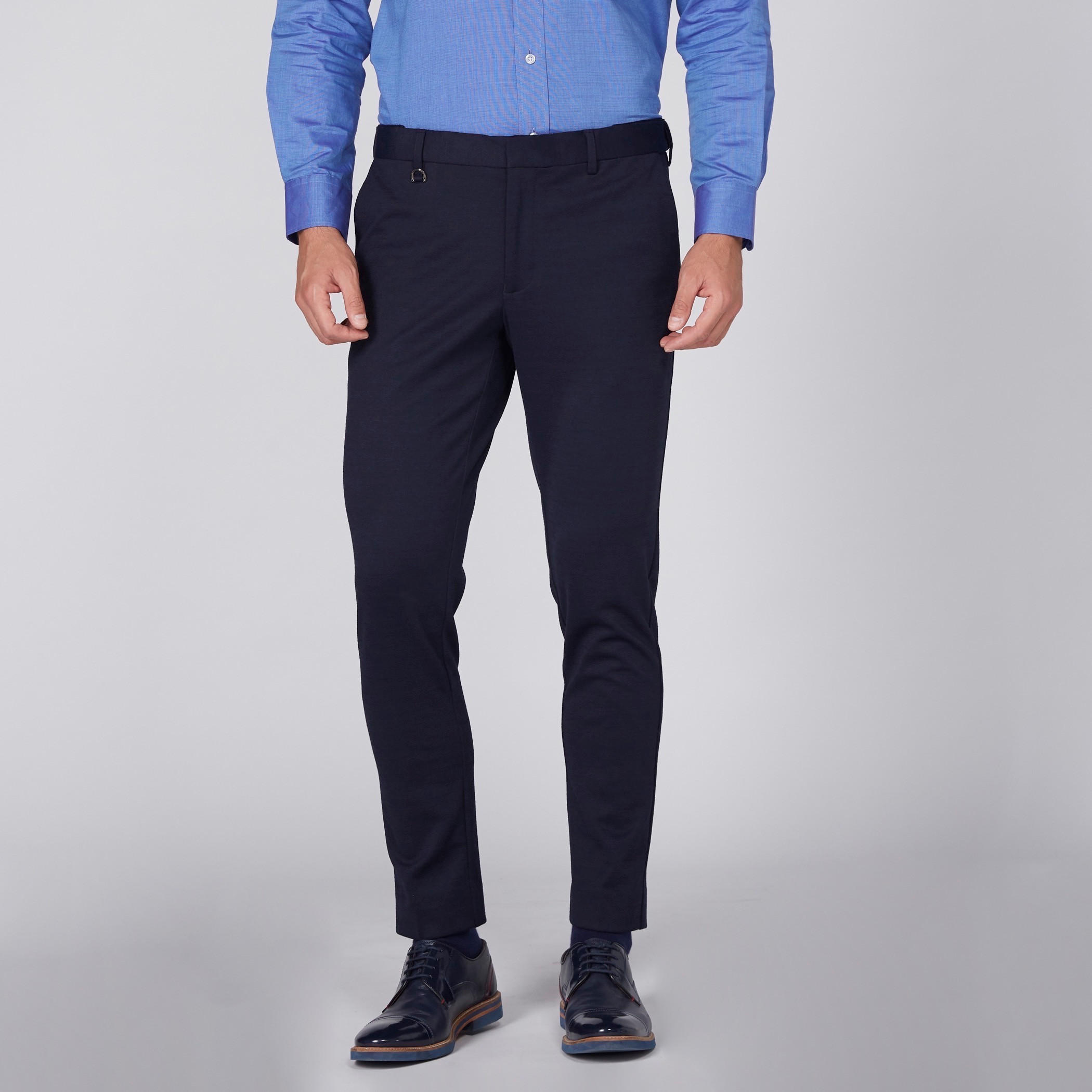 بنطال طويل بقصّة ضيّقة-men-clothing-bottoms-trousersandchinos-trousers-image-1