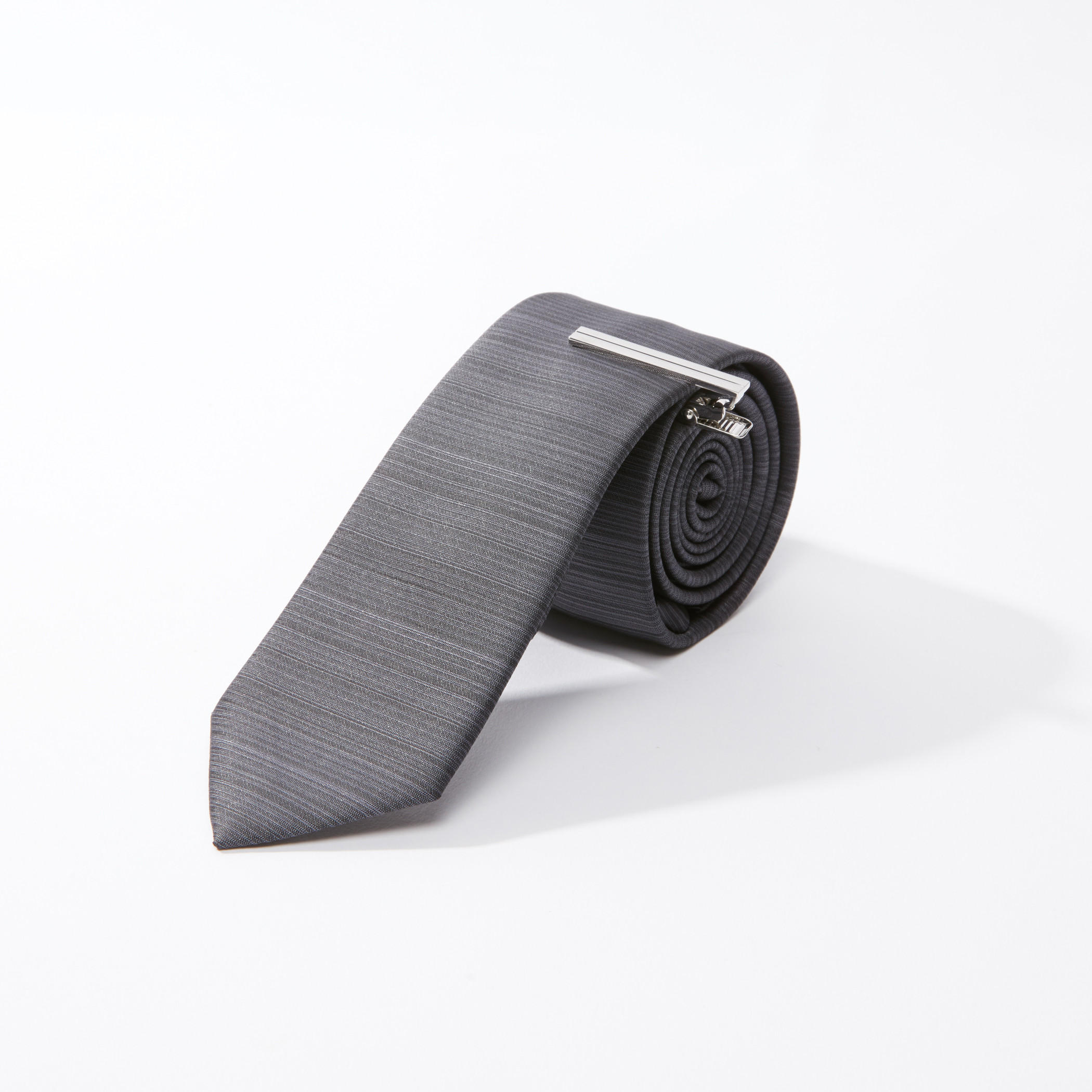 ربطة عنق مقلّمة بقصّة عادية-men-tiesandcufflinks-pocketsquares-image-1