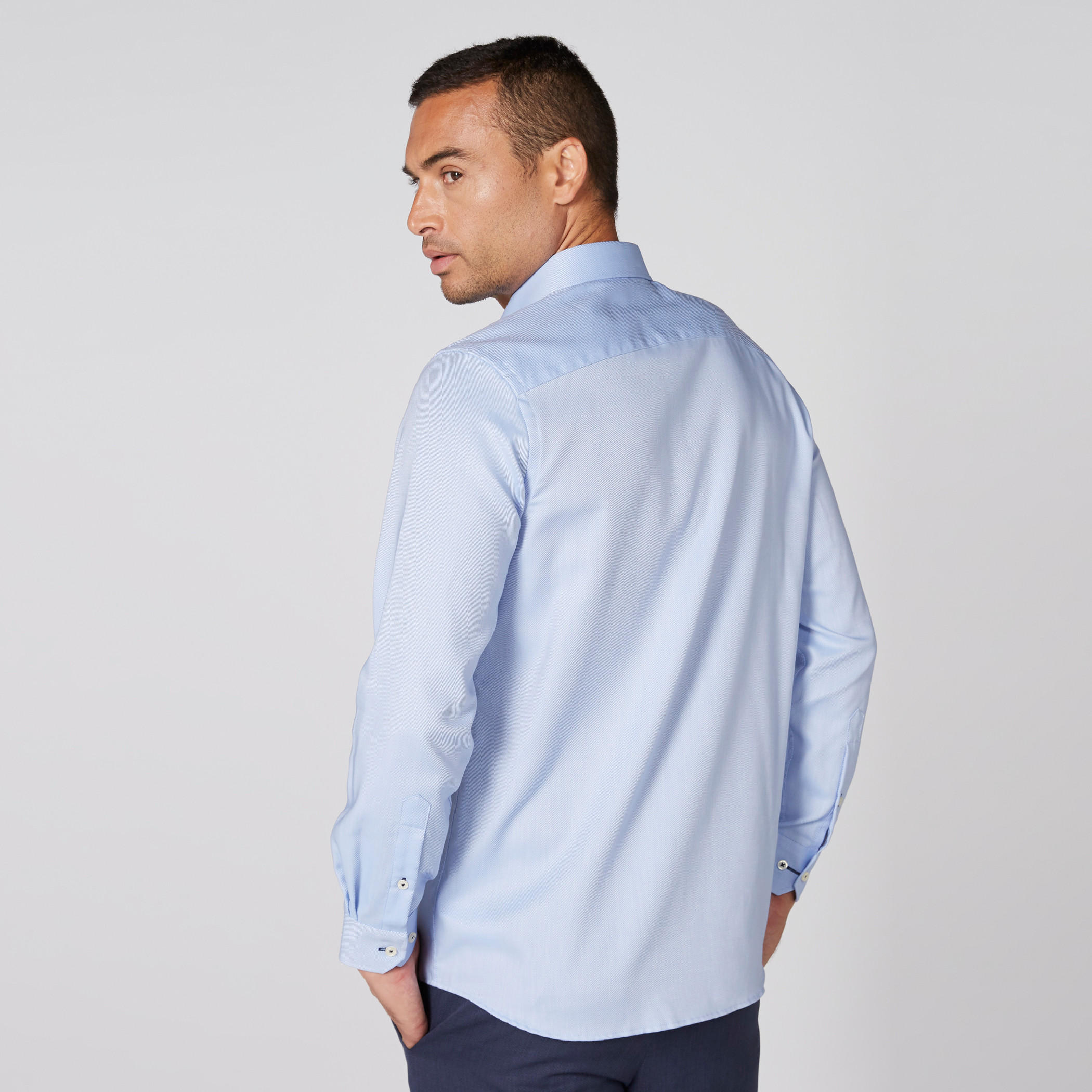 قميص بأكمام طويلة وأزرار وجيب على الصدر-men-clothing-shirts-image-2