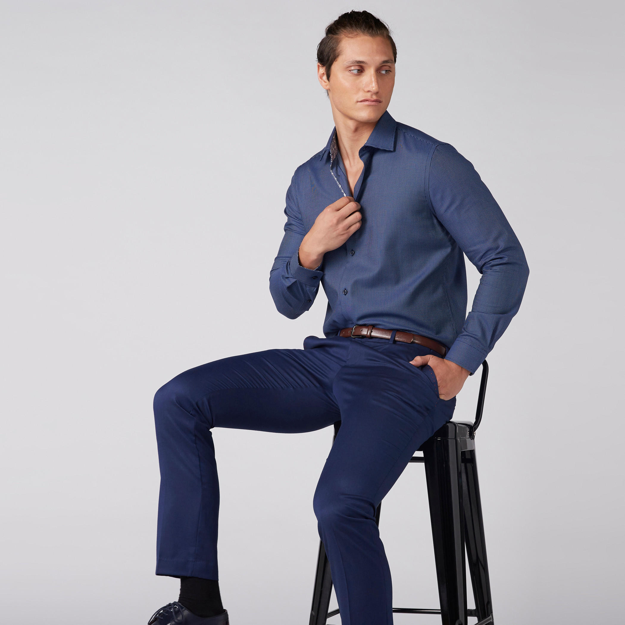 قميص بارز الملمس بياقة واسعة وأكمام طويلة وأزرار-men-clothing-shirts-image-1