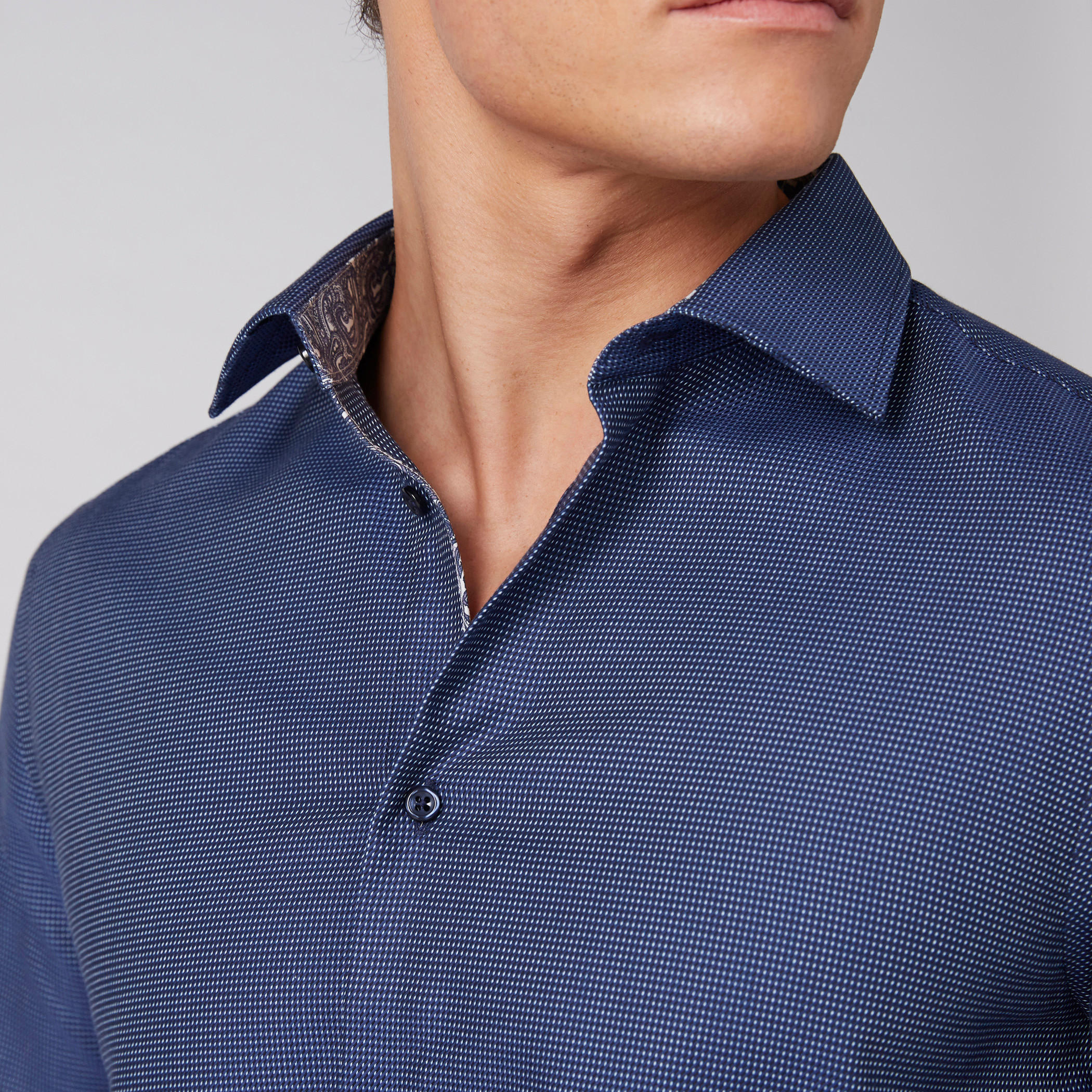 قميص بارز الملمس بياقة واسعة وأكمام طويلة وأزرار-men-clothing-shirts-image-4