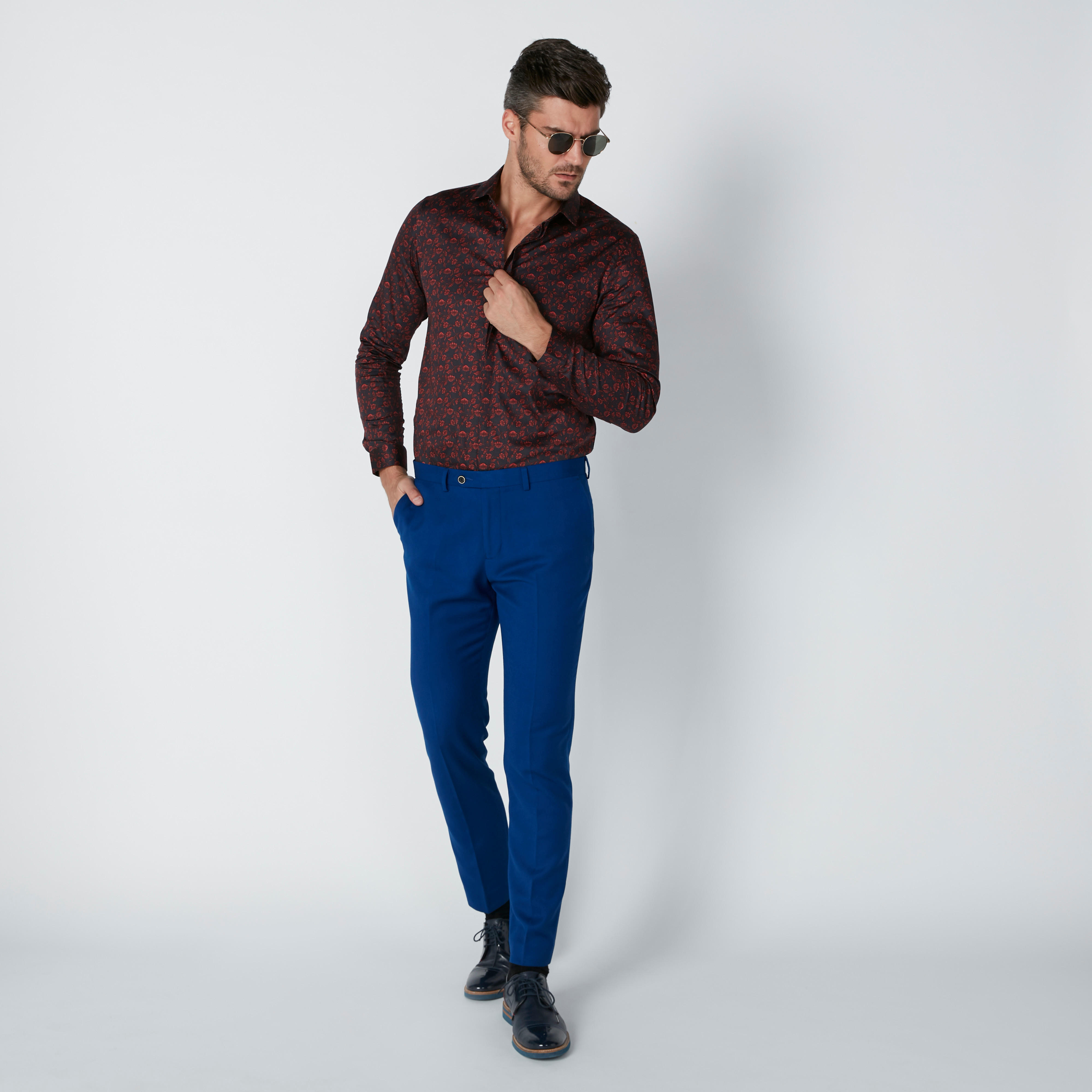 قميص بأكمام طويلة وأزرار غير مرئية وطبعات زهرية-men-clothing-shirts-image-4