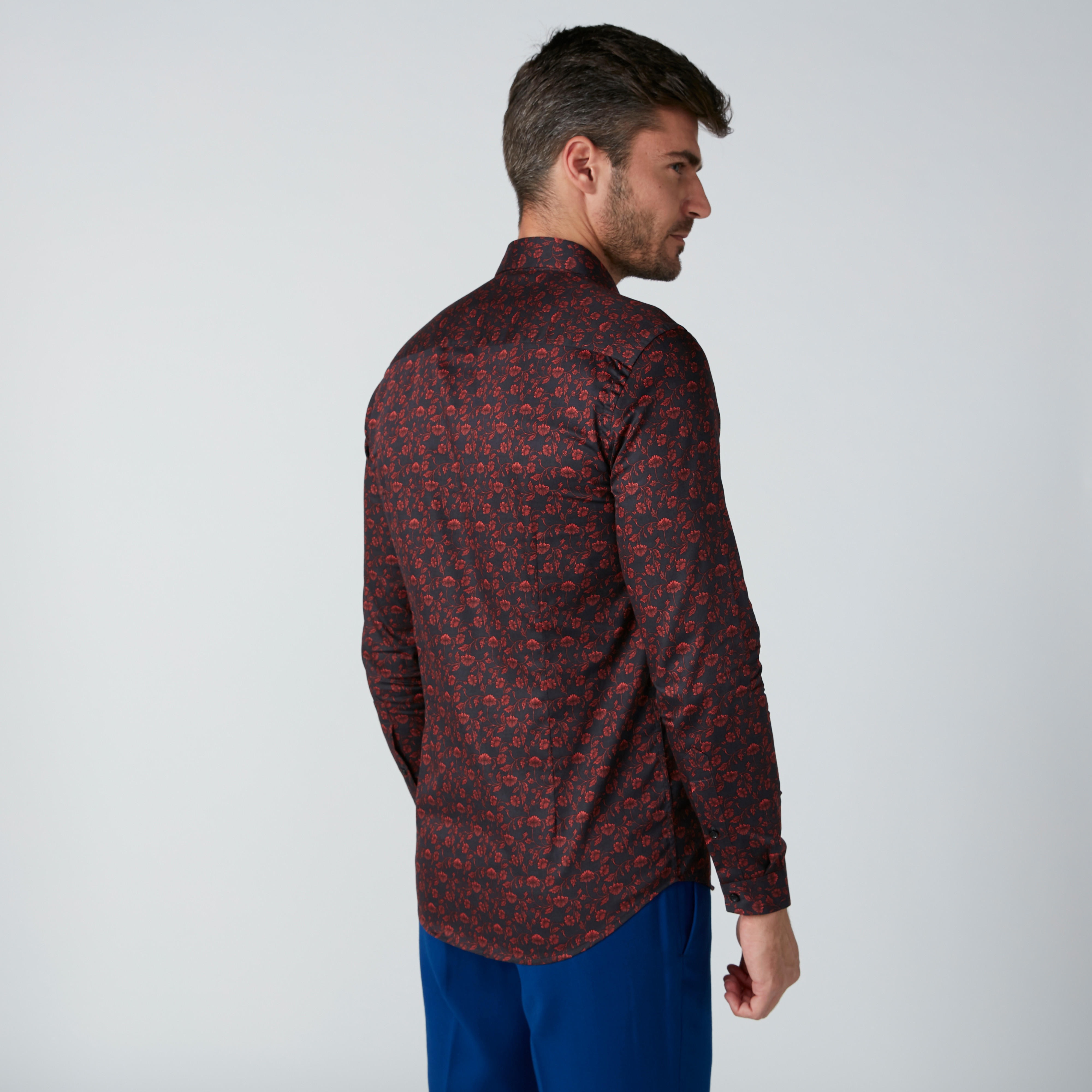 قميص بأكمام طويلة وأزرار غير مرئية وطبعات زهرية-men-clothing-shirts-image-3