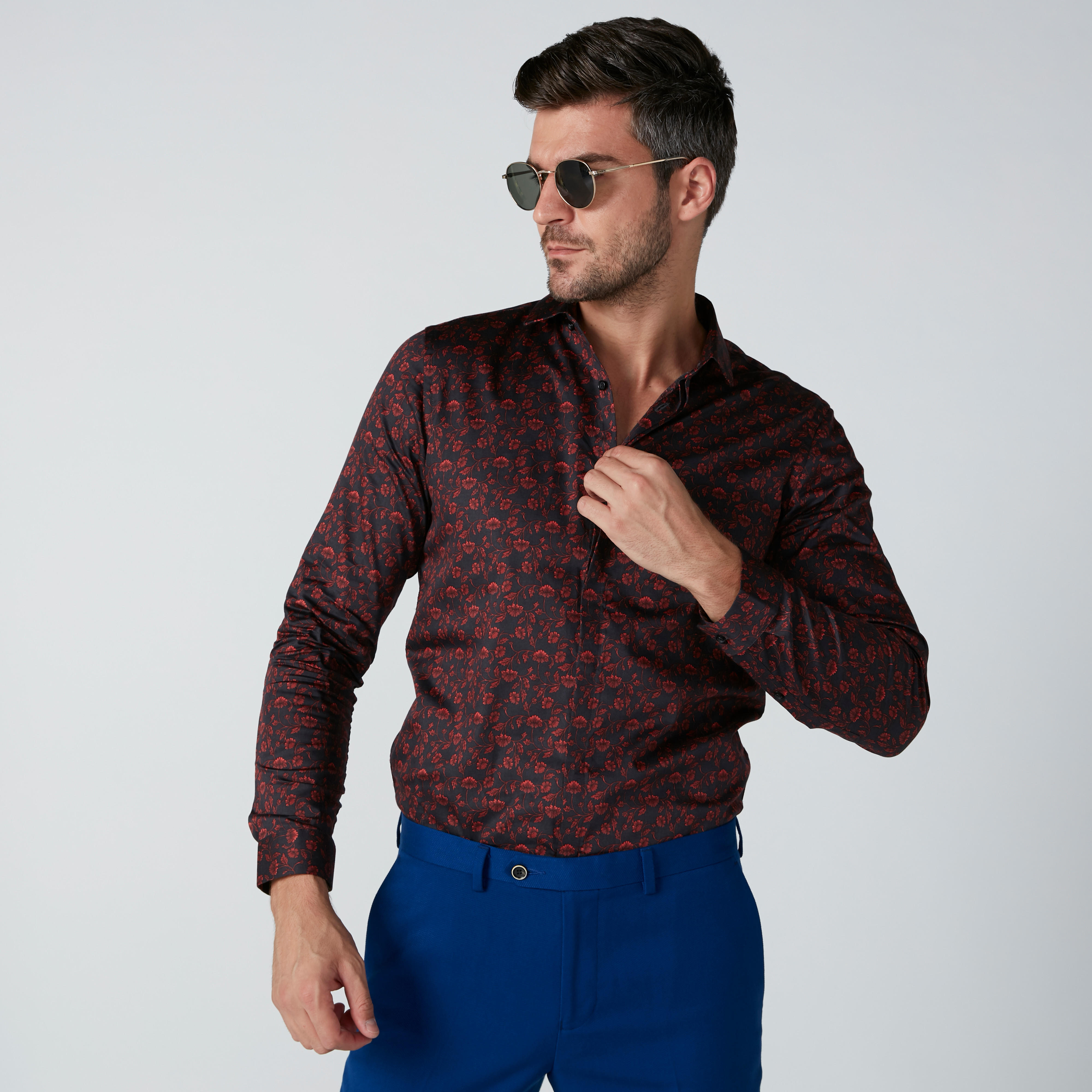 قميص بأكمام طويلة وأزرار غير مرئية وطبعات زهرية-men-clothing-shirts-image-2