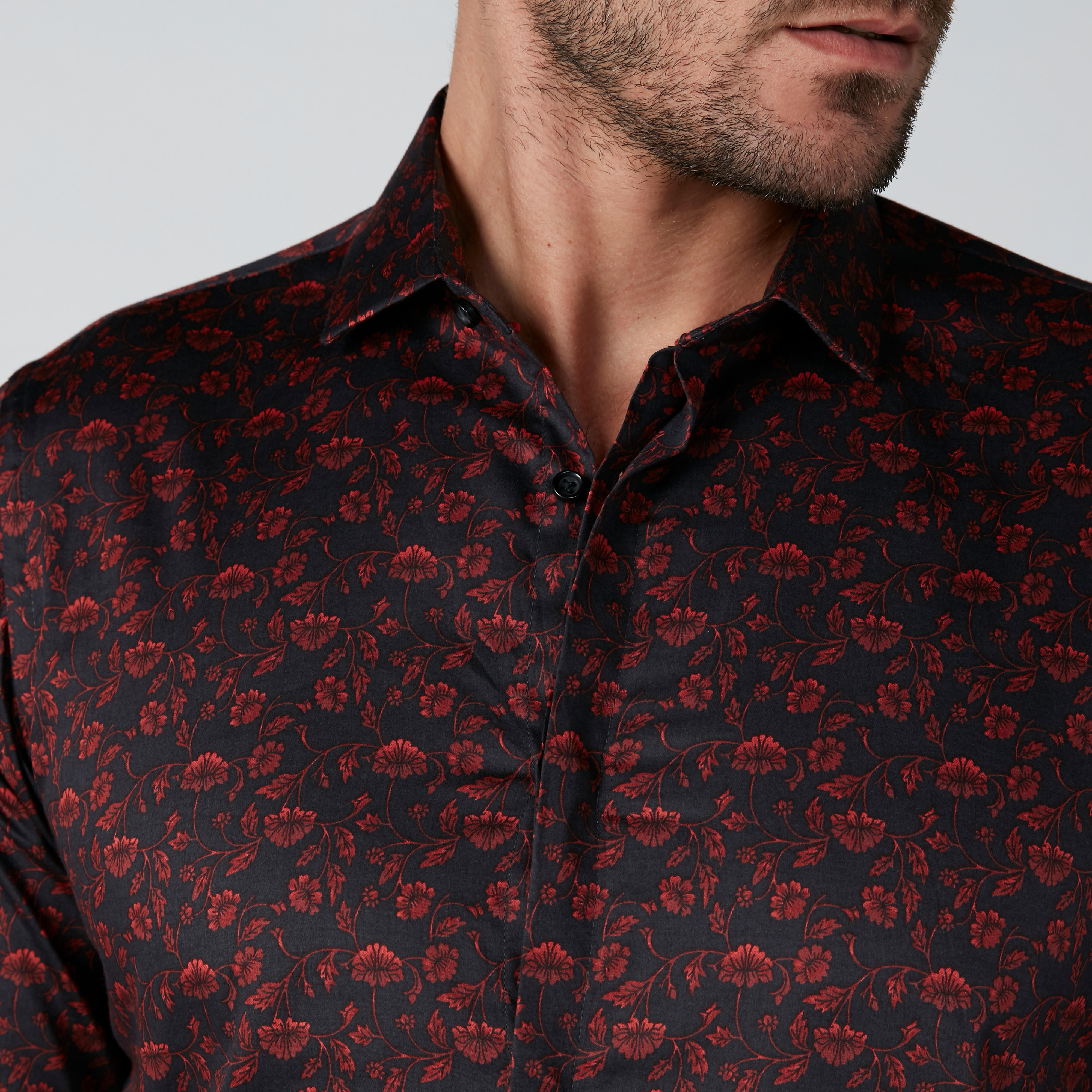 قميص بأكمام طويلة وأزرار غير مرئية وطبعات زهرية-men-clothing-shirts-image-1