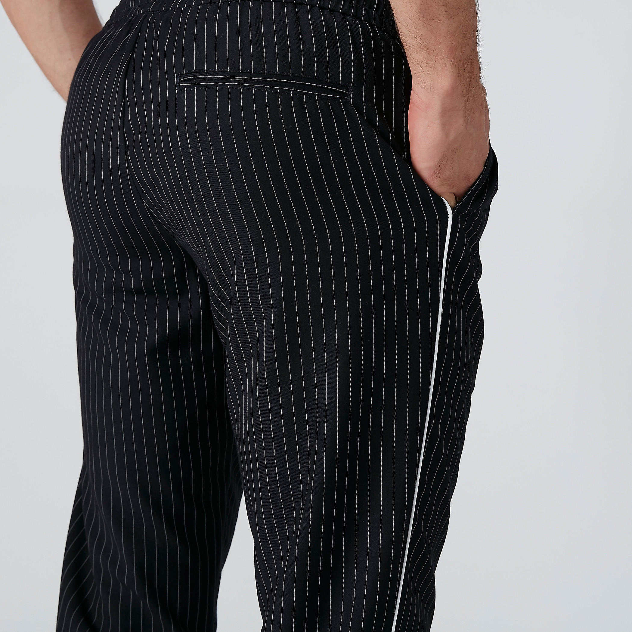 بنطال مقلّم بقصّة سليم فيت وجيوب-men-clothing-bottoms-trousersandchinos-trousers-image-5