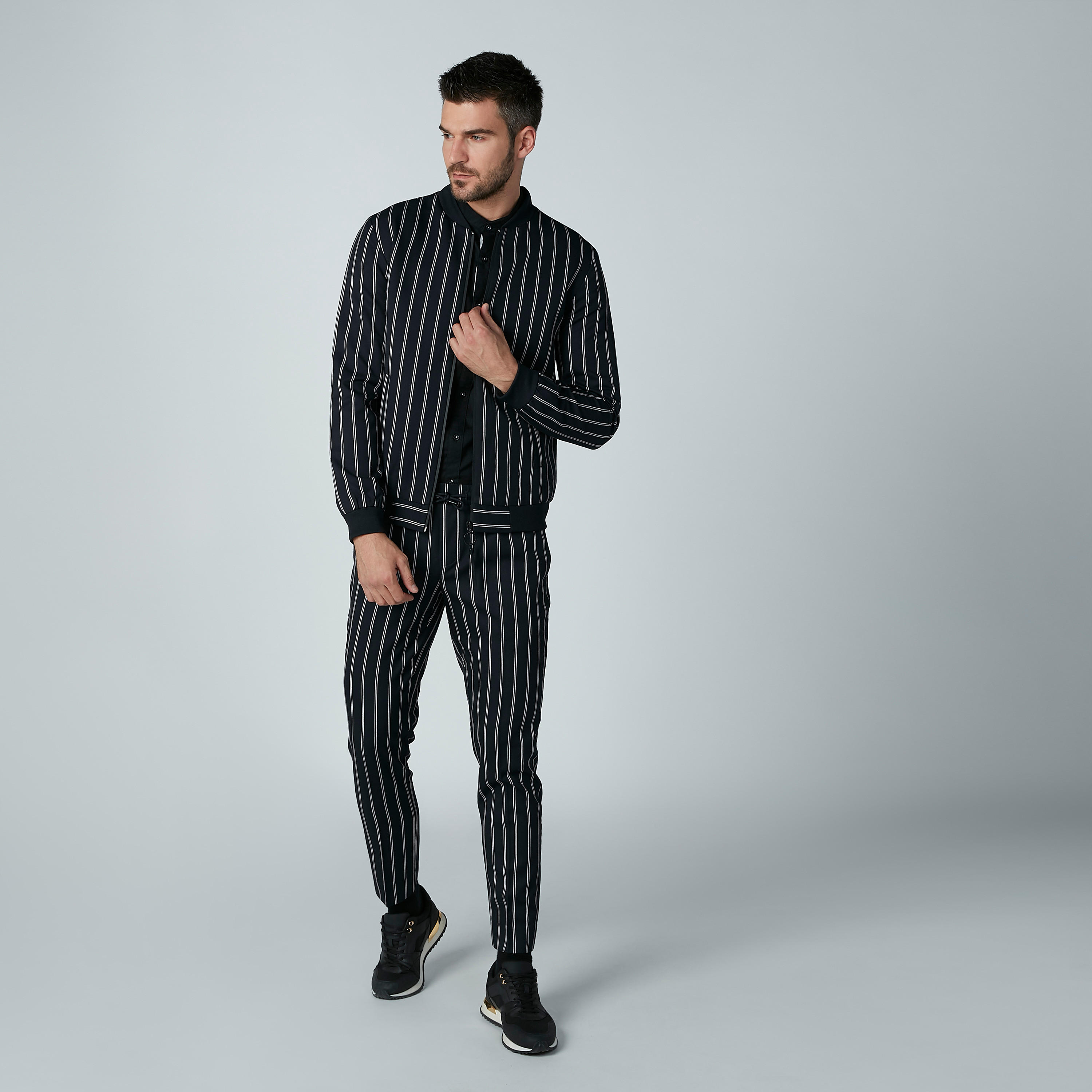 جاكيت بومبر مقلّم بأكمام طويلة وسحّاب إغلاق-men-clothing-jacketsandblazers-jackets-image-1