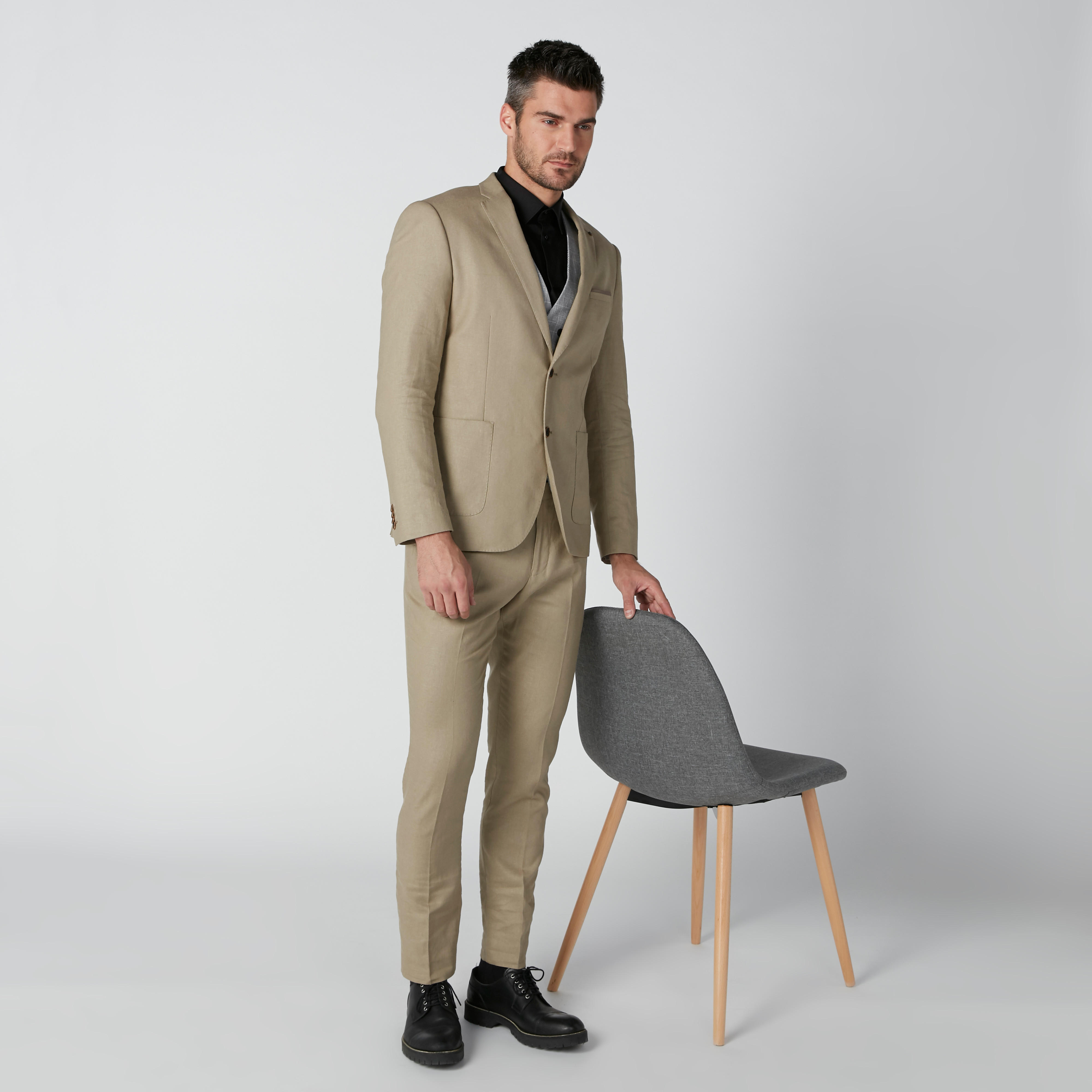 بنطال طويل بقصّة سليم وخصر متوسط الارتفاع وجيوب-men-clothing-bottoms-trousersandchinos-trousers-image-1