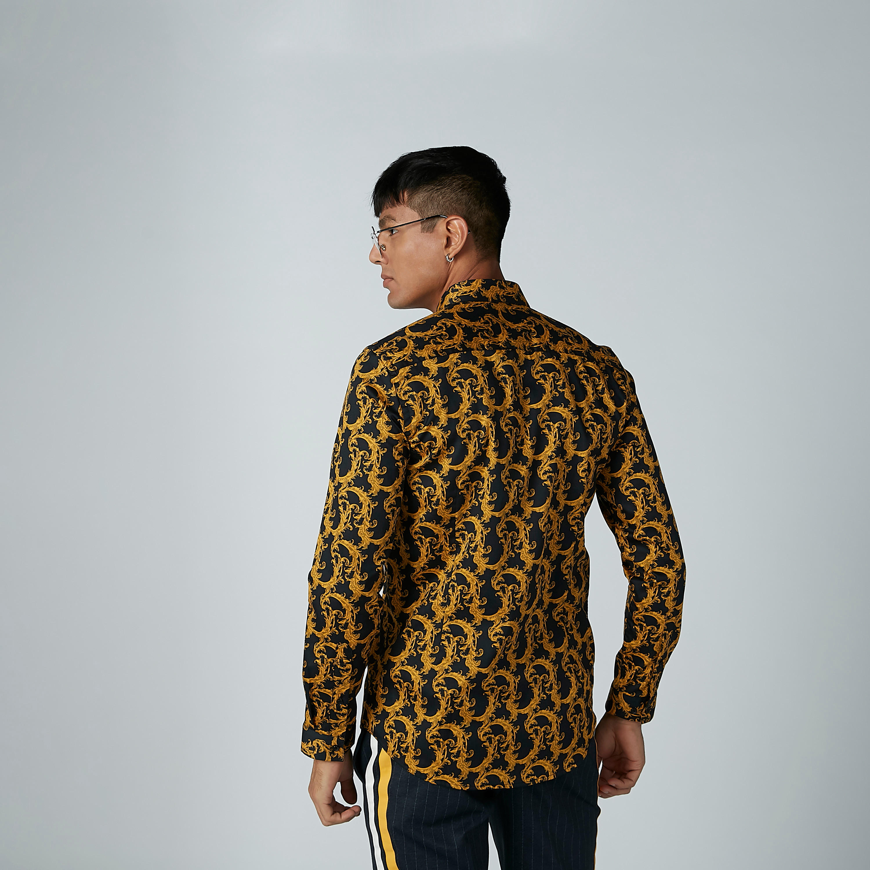 قميص بأكمام طويلة وياقة واسعة وطبعات-men-clothing-shirts-image-3