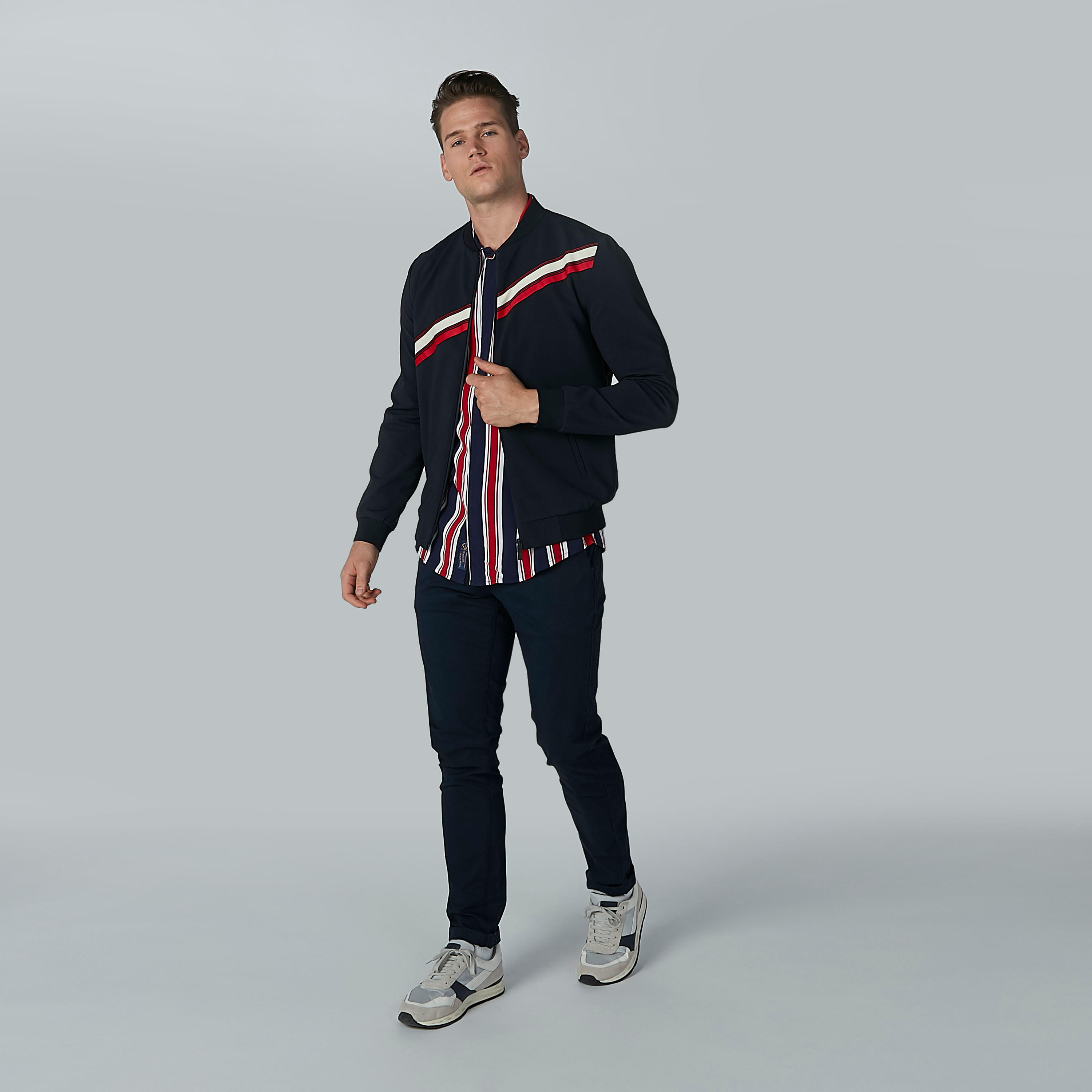 جاكيت بومبر مقلّم بأكمام طويلة وجيوب كانجارو-men-clothing-jacketsandblazers-jackets-image-1