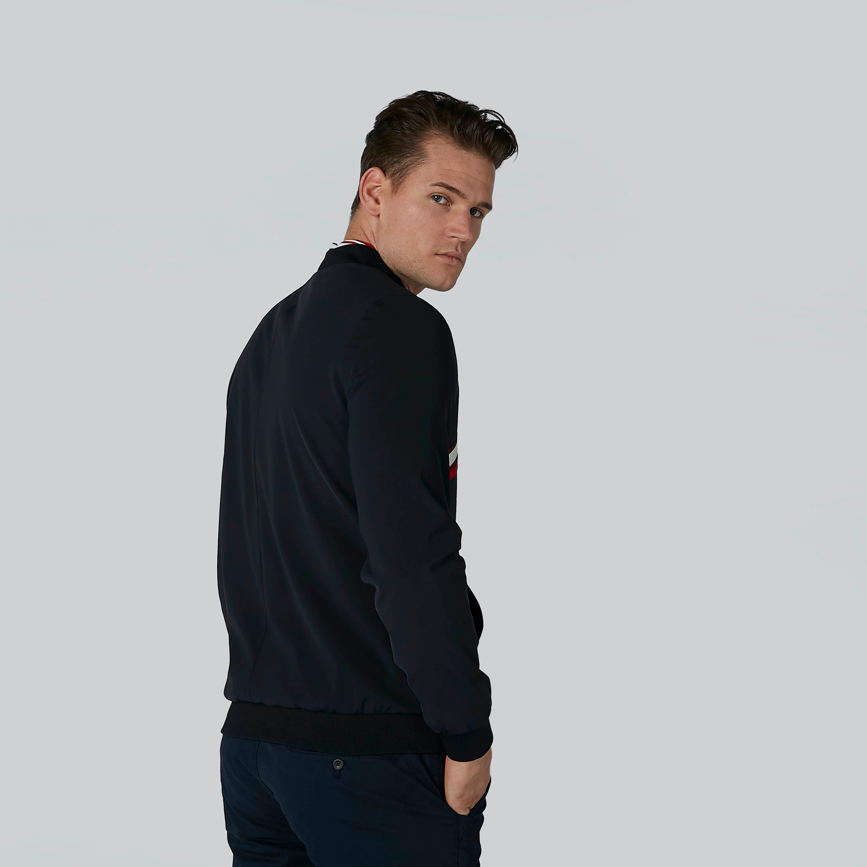 جاكيت بومبر مقلّم بأكمام طويلة وجيوب كانجارو-men-clothing-jacketsandblazers-jackets-image-5