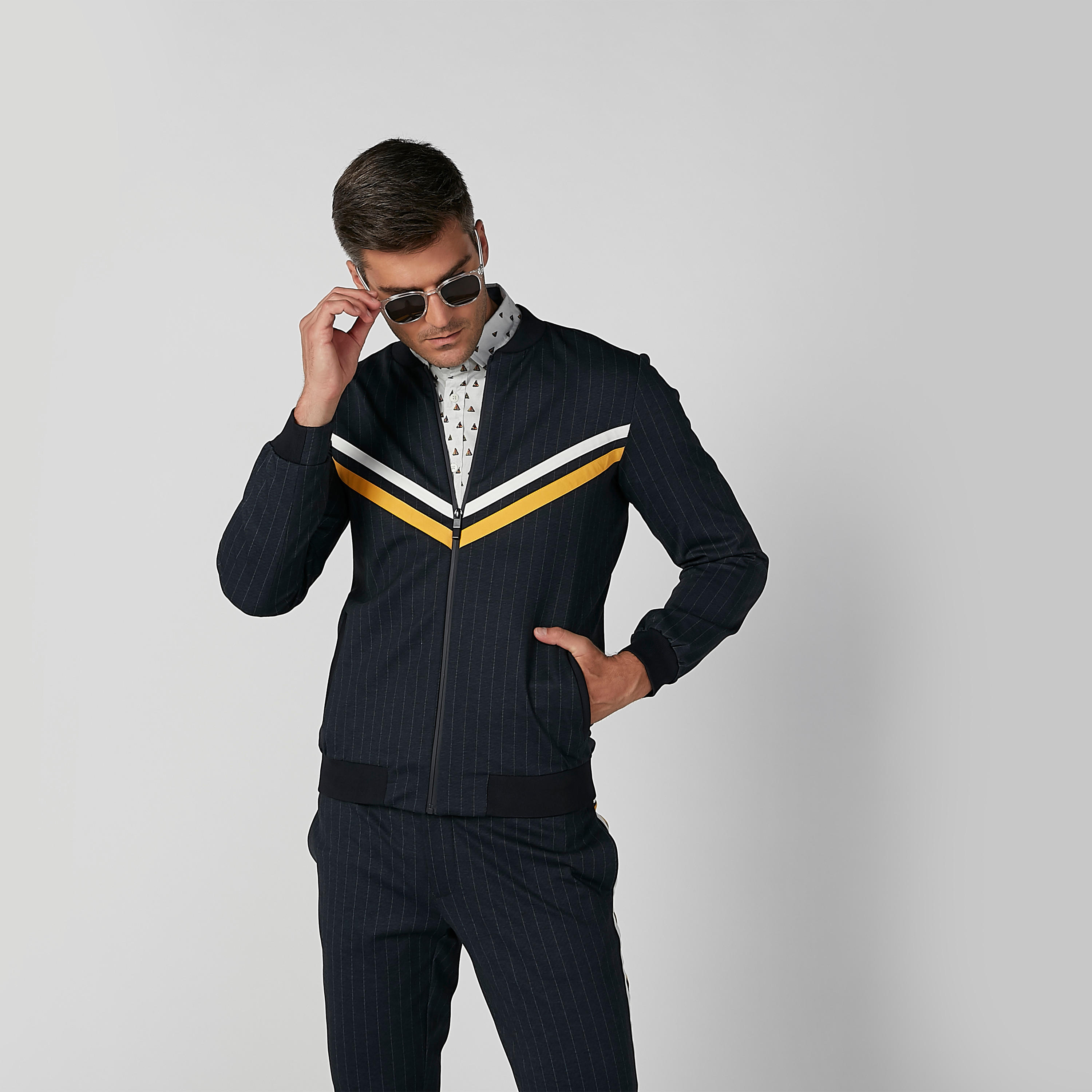 جاكيت بومبر مقلّم بأكمام طويلة وجيوب كانجارو-men-clothing-jacketsandblazers-jackets-image-1