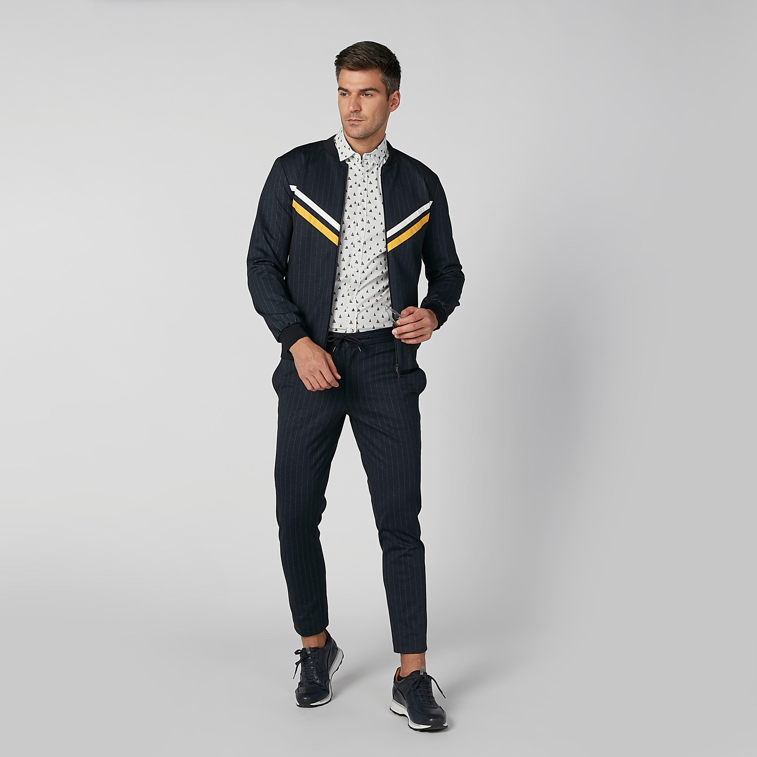 جاكيت بومبر مقلّم بأكمام طويلة وجيوب كانجارو-men-clothing-jacketsandblazers-jackets-image-2