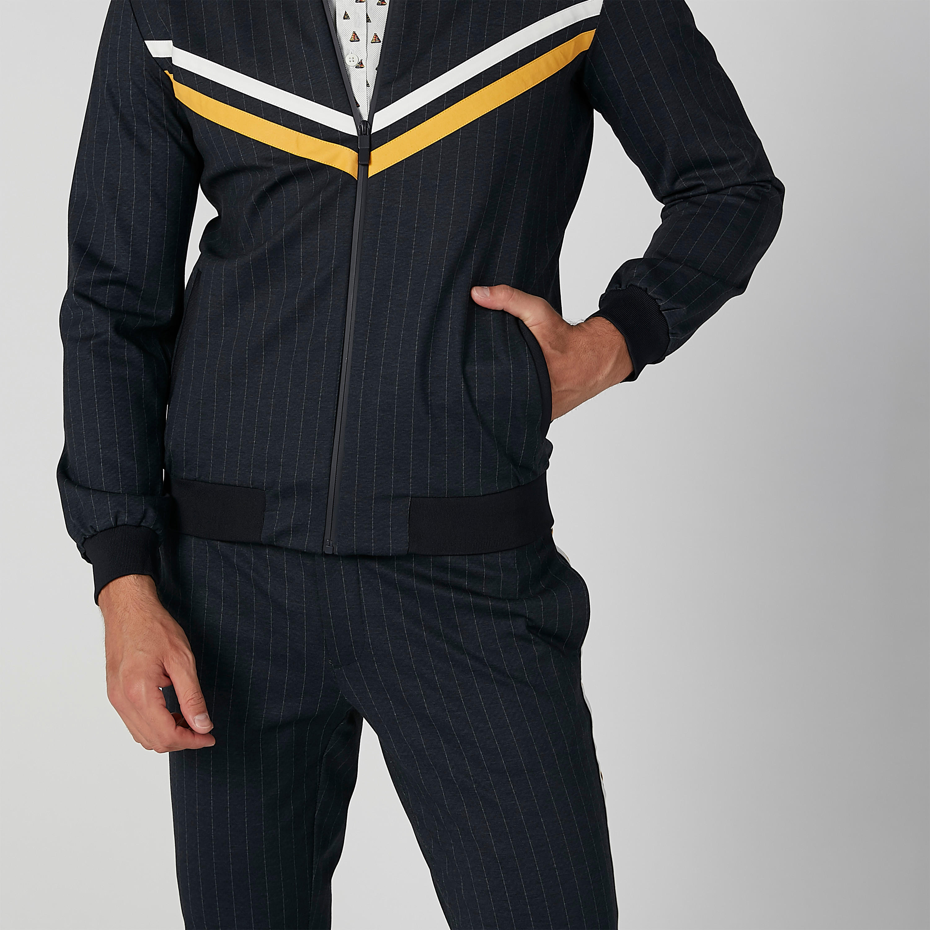 جاكيت بومبر مقلّم بأكمام طويلة وجيوب كانجارو-men-clothing-jacketsandblazers-jackets-image-4