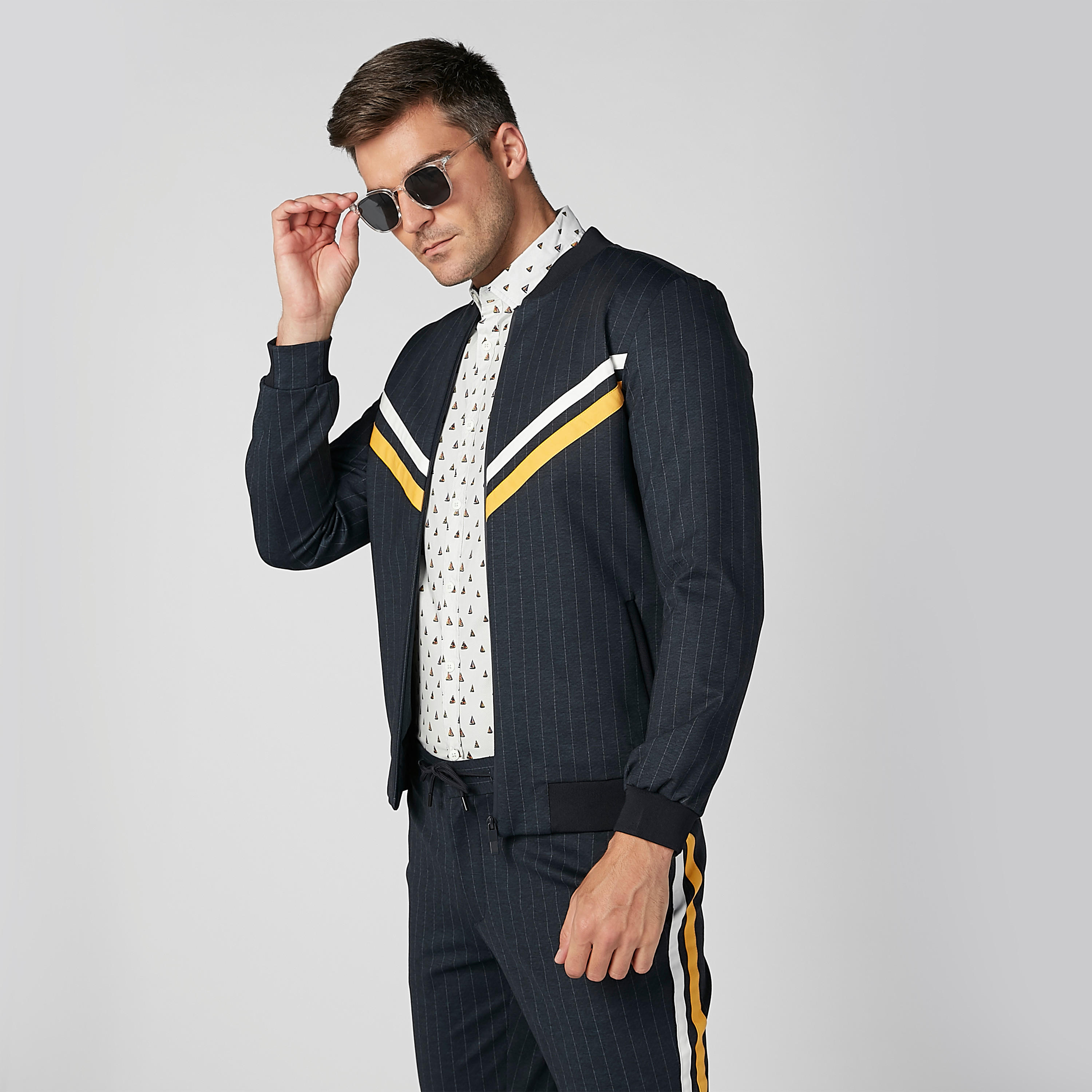 جاكيت بومبر مقلّم بأكمام طويلة وجيوب كانجارو-men-clothing-jacketsandblazers-jackets-image-5