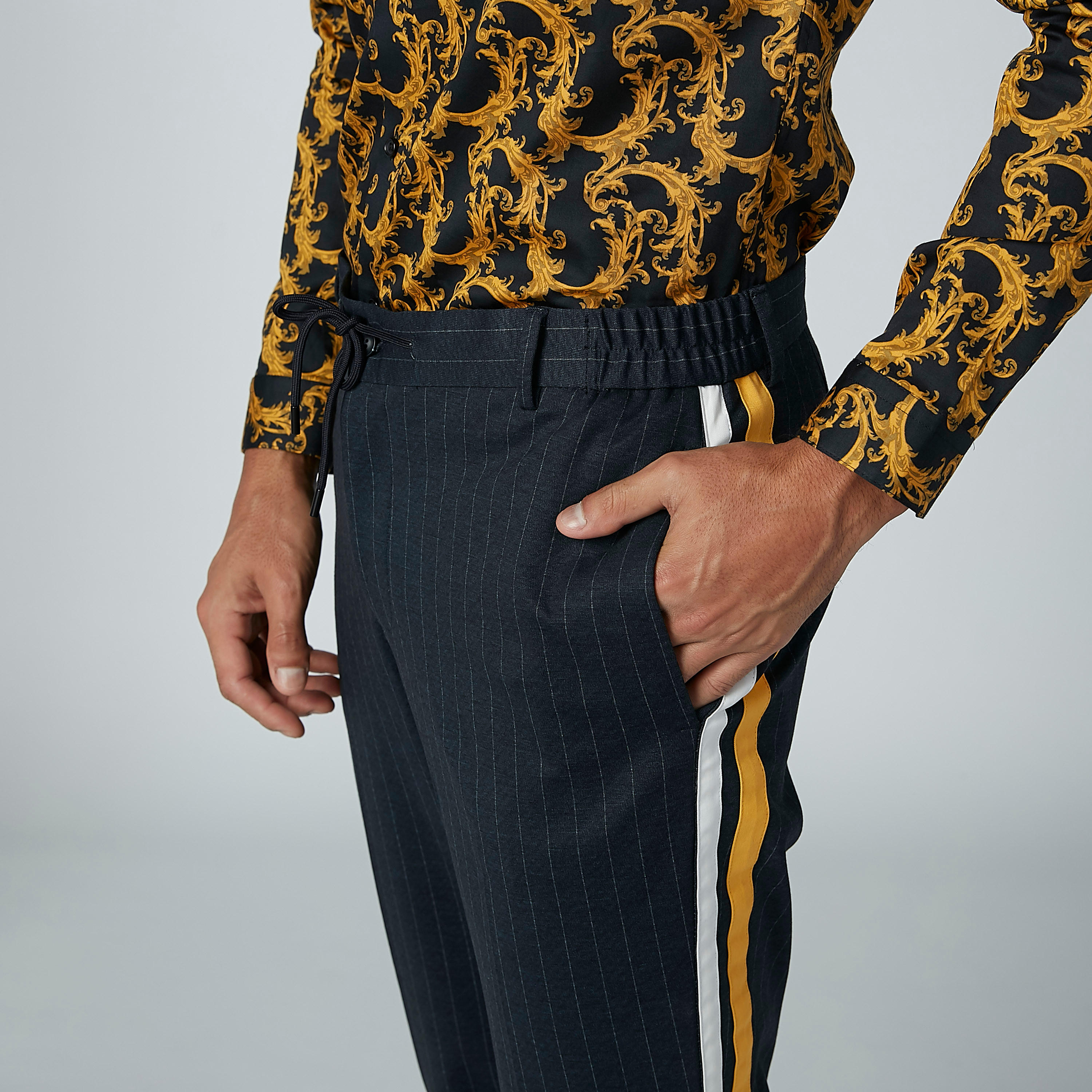 بنطال مقلّم بجيوب وشريطة-men-clothing-bottoms-trousersandchinos-trousers-image-3