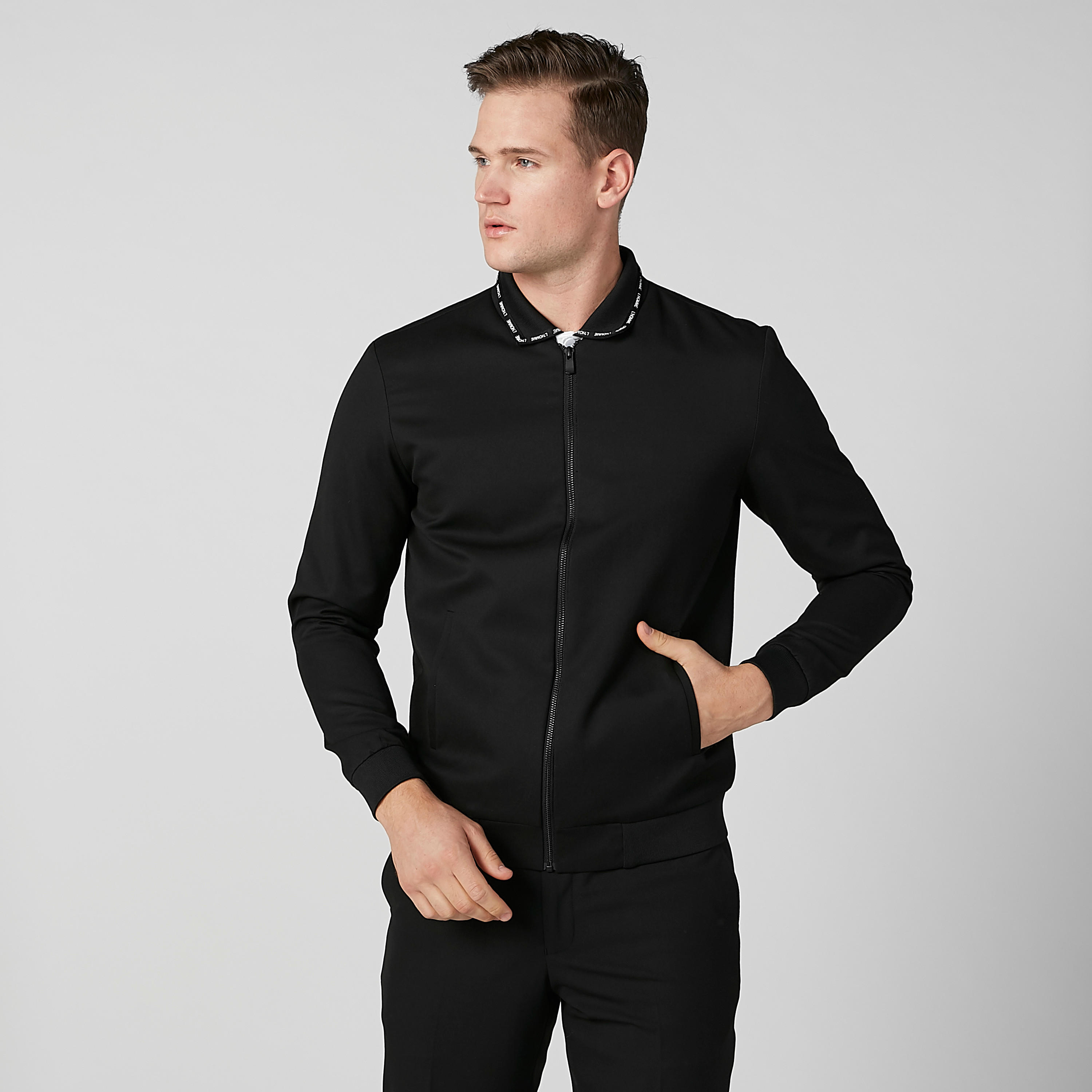 جاكيت بومبر بارز الملمس بقصّة سليم وأكمام طويلة وجيوب-men-clothing-jacketsandblazers-jackets-image-2