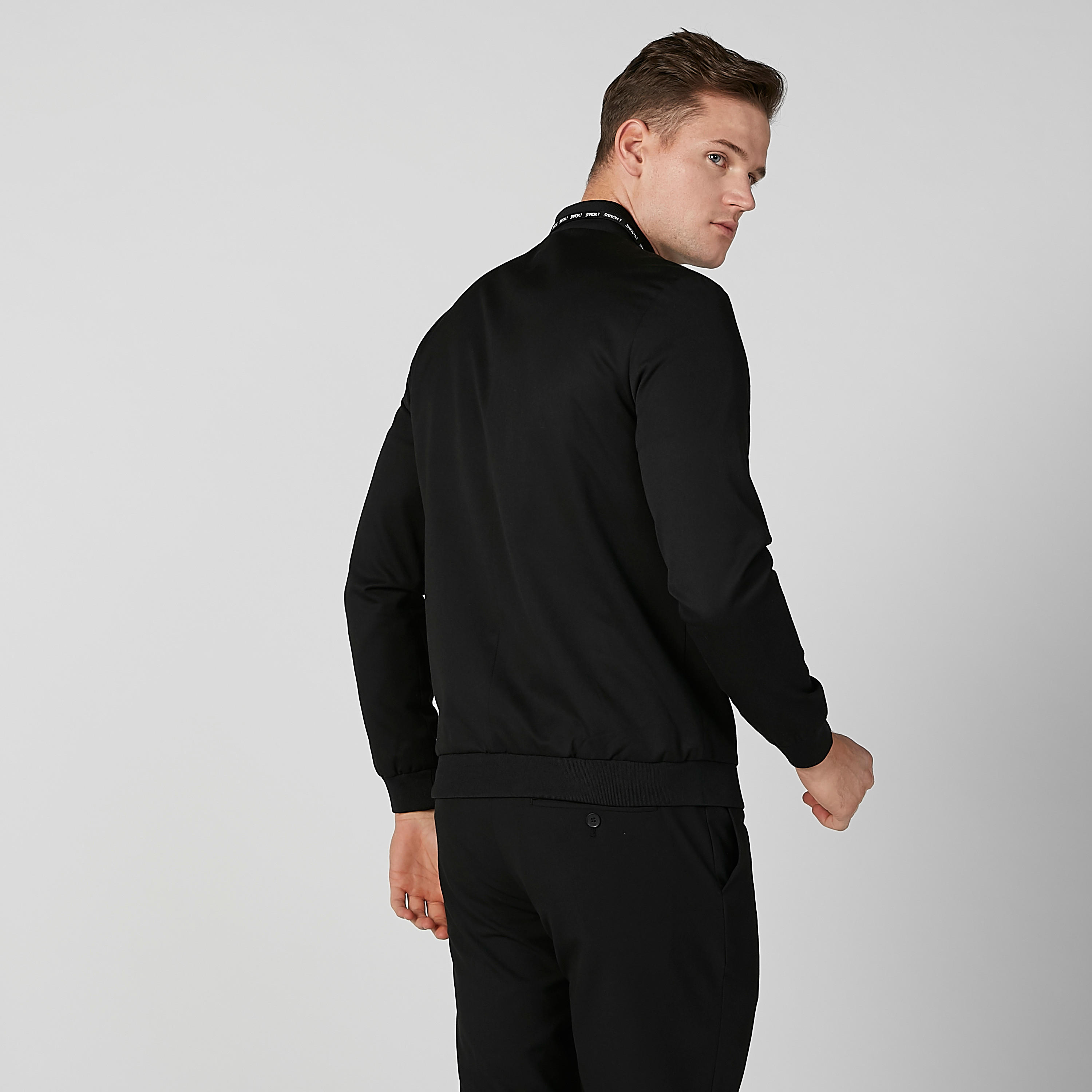 جاكيت بومبر بارز الملمس بقصّة سليم وأكمام طويلة وجيوب-men-clothing-jacketsandblazers-jackets-image-3