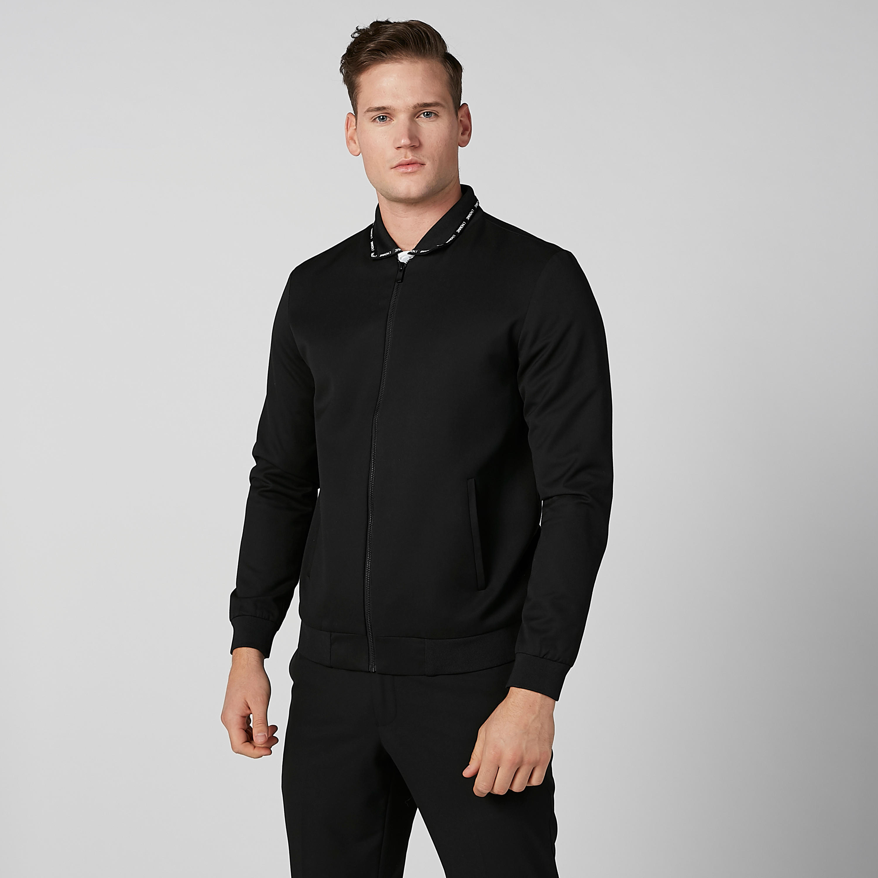 جاكيت بومبر بارز الملمس بقصّة سليم وأكمام طويلة وجيوب-men-clothing-jacketsandblazers-jackets-image-4