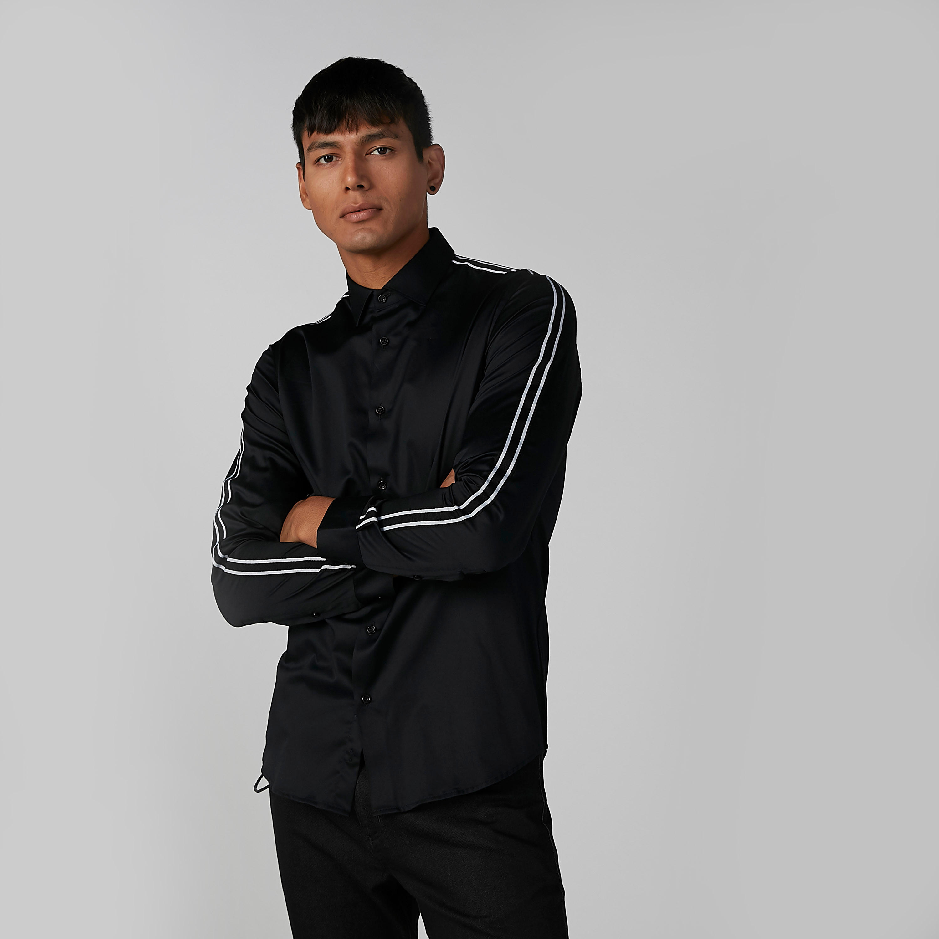 قميص بياقة عاديّة وأكمام طويلة وشريطة جانبية-men-clothing-shirts-image-1