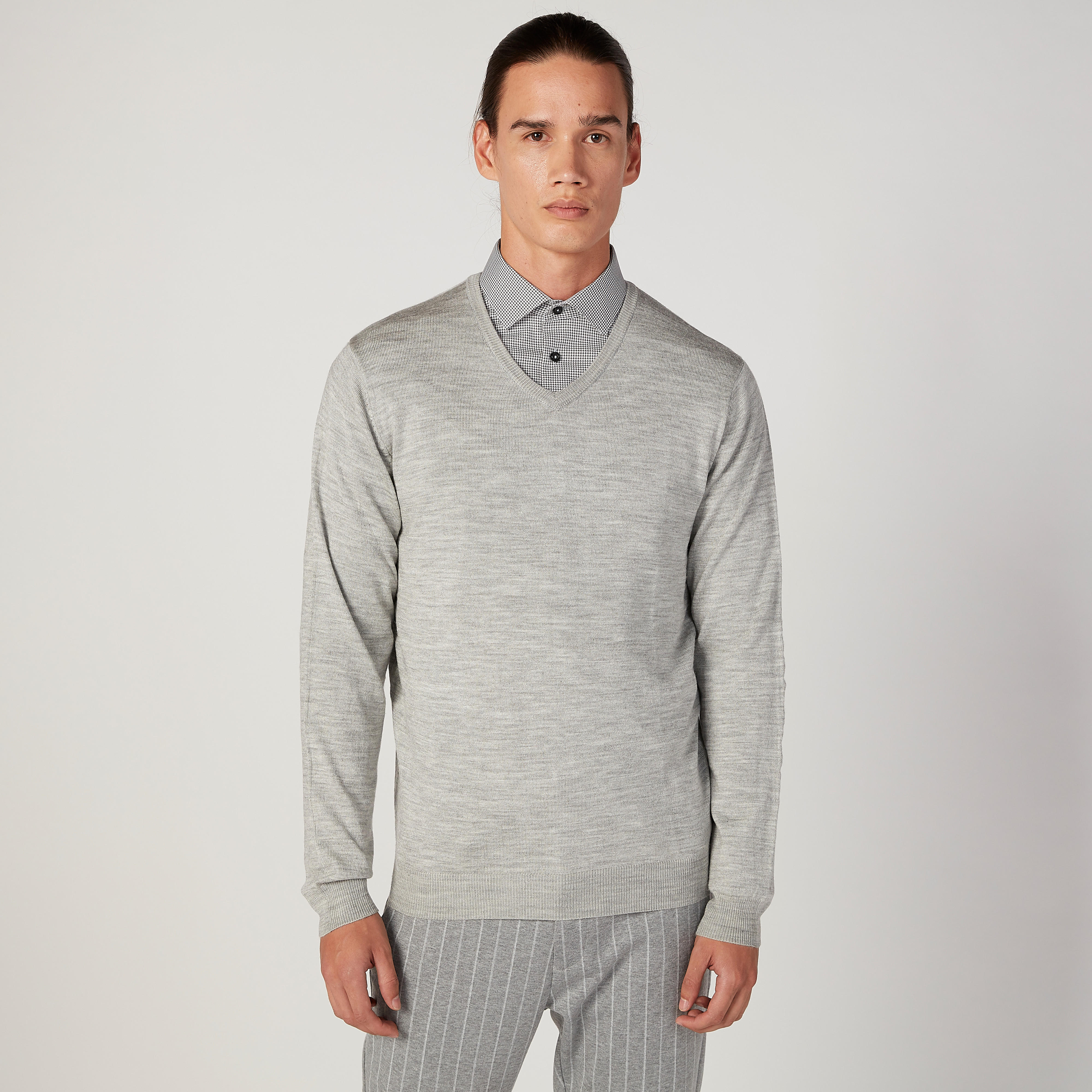 كنزة سليم بارزة الملمس بياقة V وأكمام طويلة-men-clothing-sweatersandpullovers-image-1