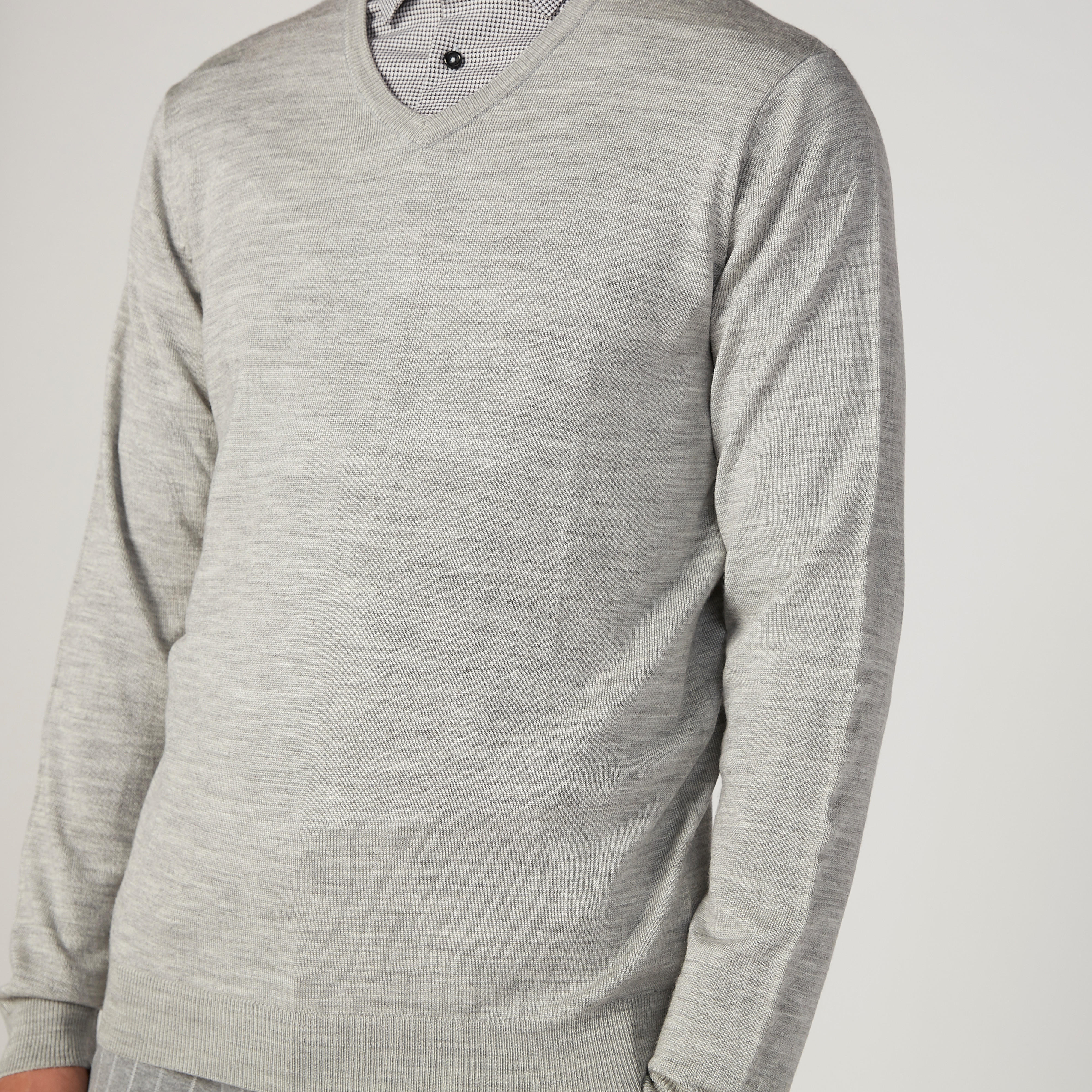 كنزة سليم بارزة الملمس بياقة V وأكمام طويلة-men-clothing-sweatersandpullovers-image-3