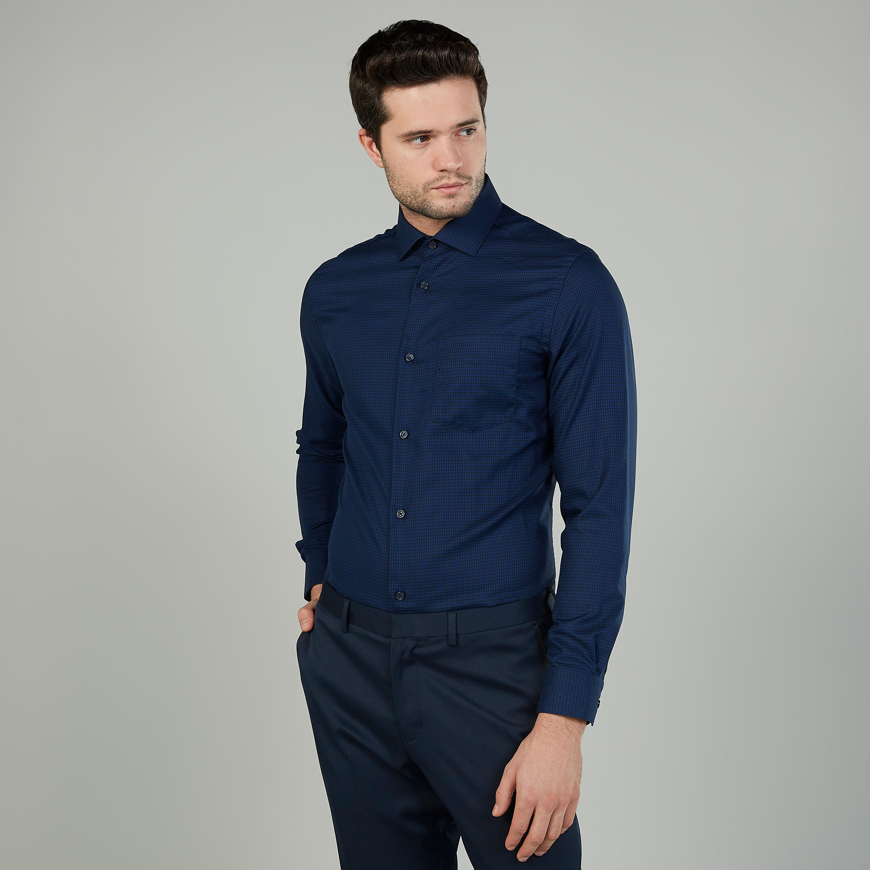 قميص مستدام بارز الملمس بأكمام طويلة وجيب صدر -men-clothing-shirts-image-1
