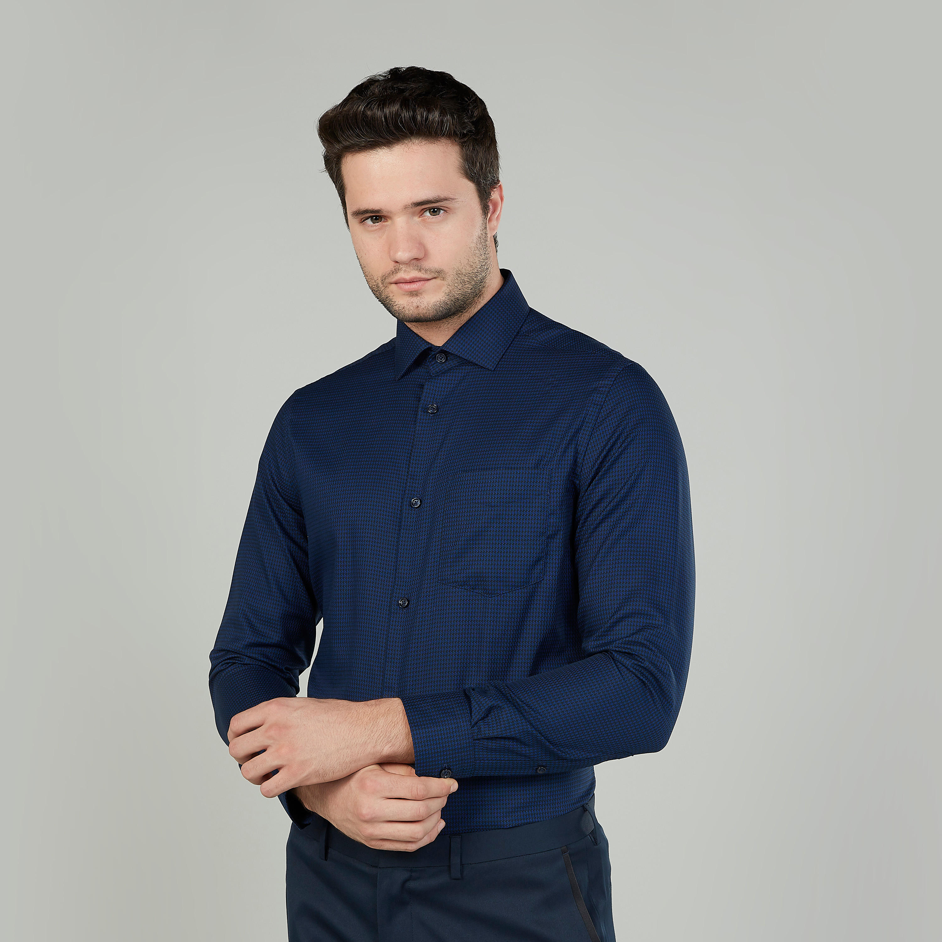 قميص مستدام بارز الملمس بأكمام طويلة وجيب صدر -men-clothing-shirts-image-3