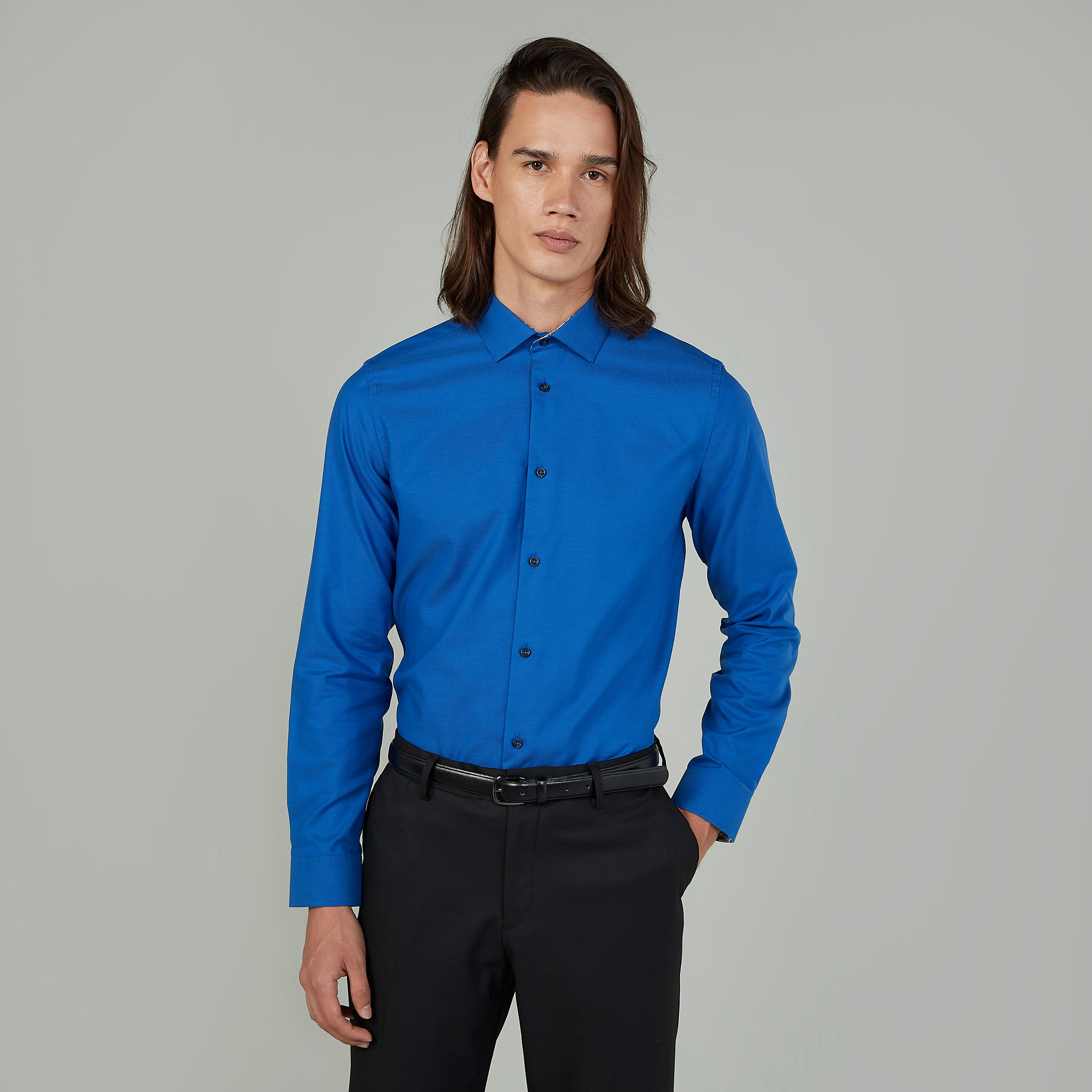 قميص بارز الملمس بياقة عاديّة وأكمام طويلة-men-clothing-shirts-image-1