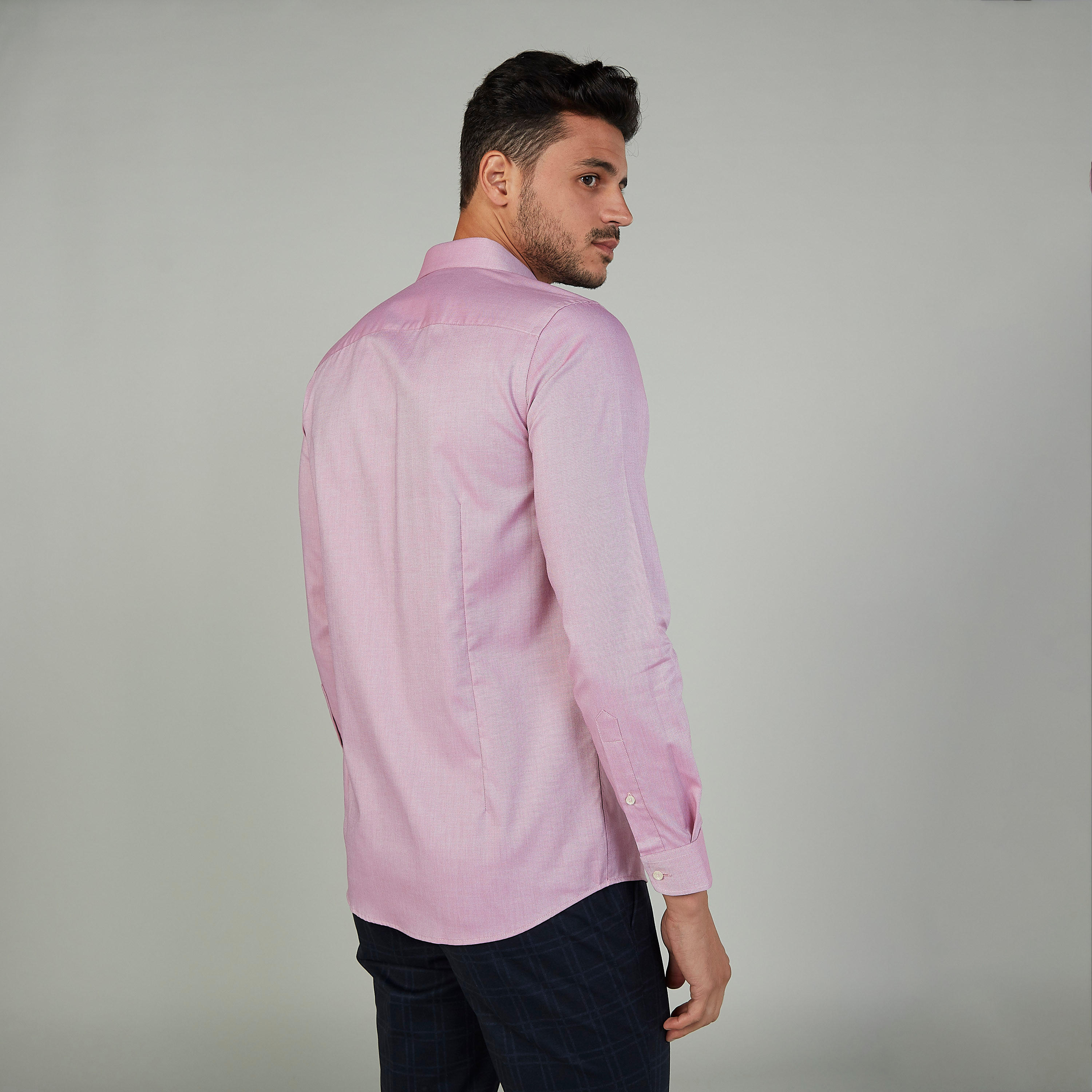 قميص رسمي بارز الملمس بياقة عاديّة وأكمام طويلة-men-clothing-shirts-image-4