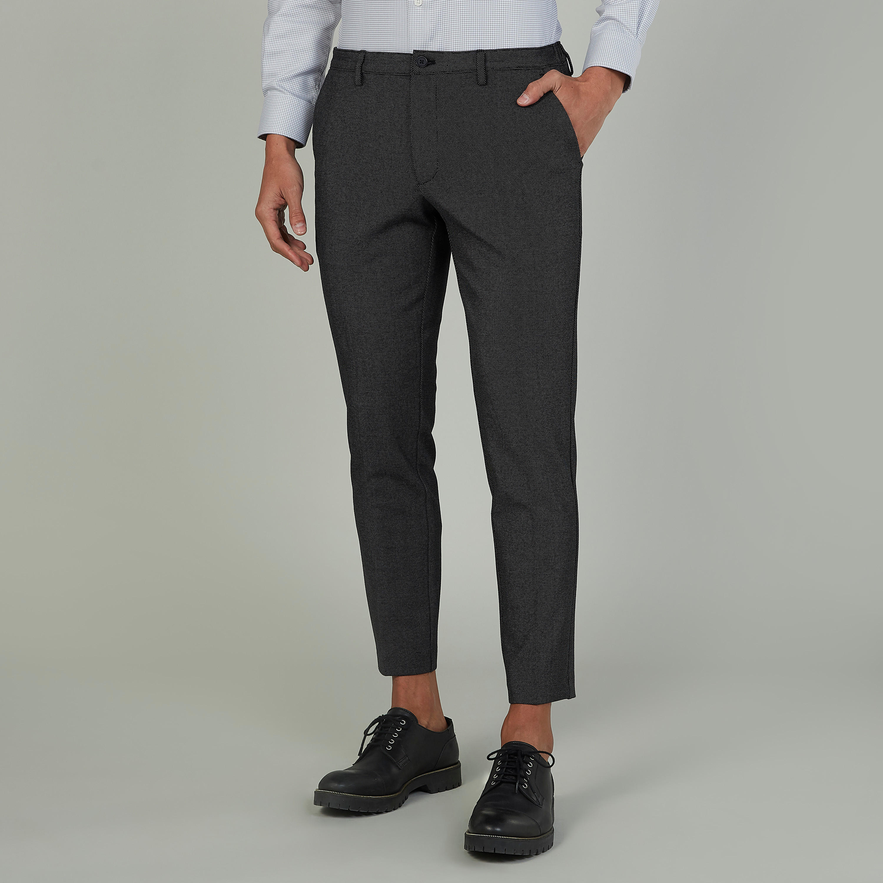 بنطلون سكيني قصير بارز الملمس بخصر متوسط الإرتفاع وجيوب-men-clothing-bottoms-trousersandchinos-trousers-image-1
