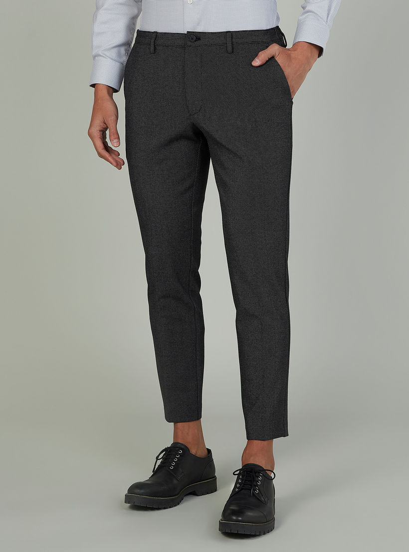 بنطلون سكيني قصير بارز الملمس بخصر متوسط الإرتفاع وجيوب-men-clothing-bottoms-trousersandchinos-trousers-image-1