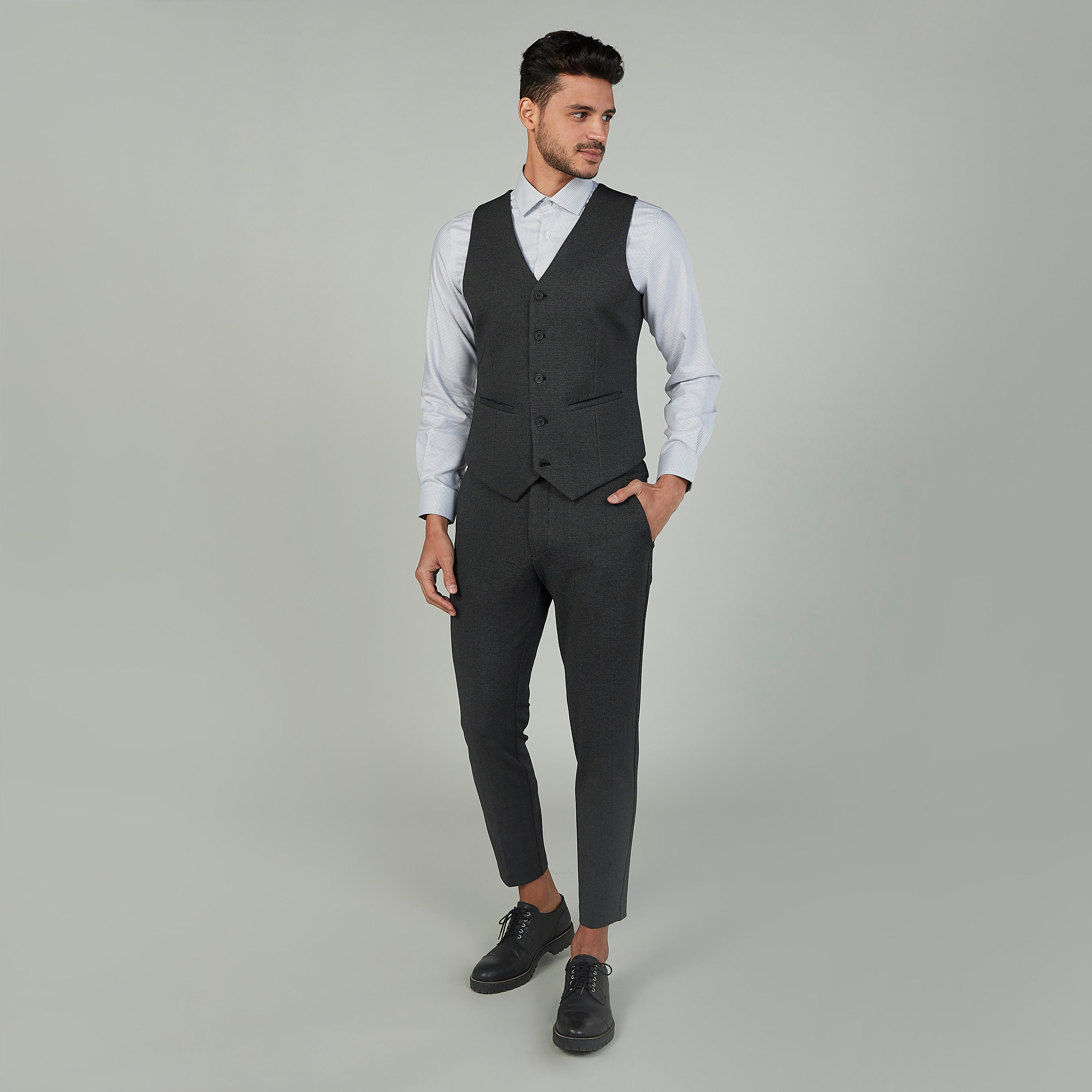 بنطلون سكيني قصير بارز الملمس بخصر متوسط الإرتفاع وجيوب-men-clothing-bottoms-trousersandchinos-trousers-image-2