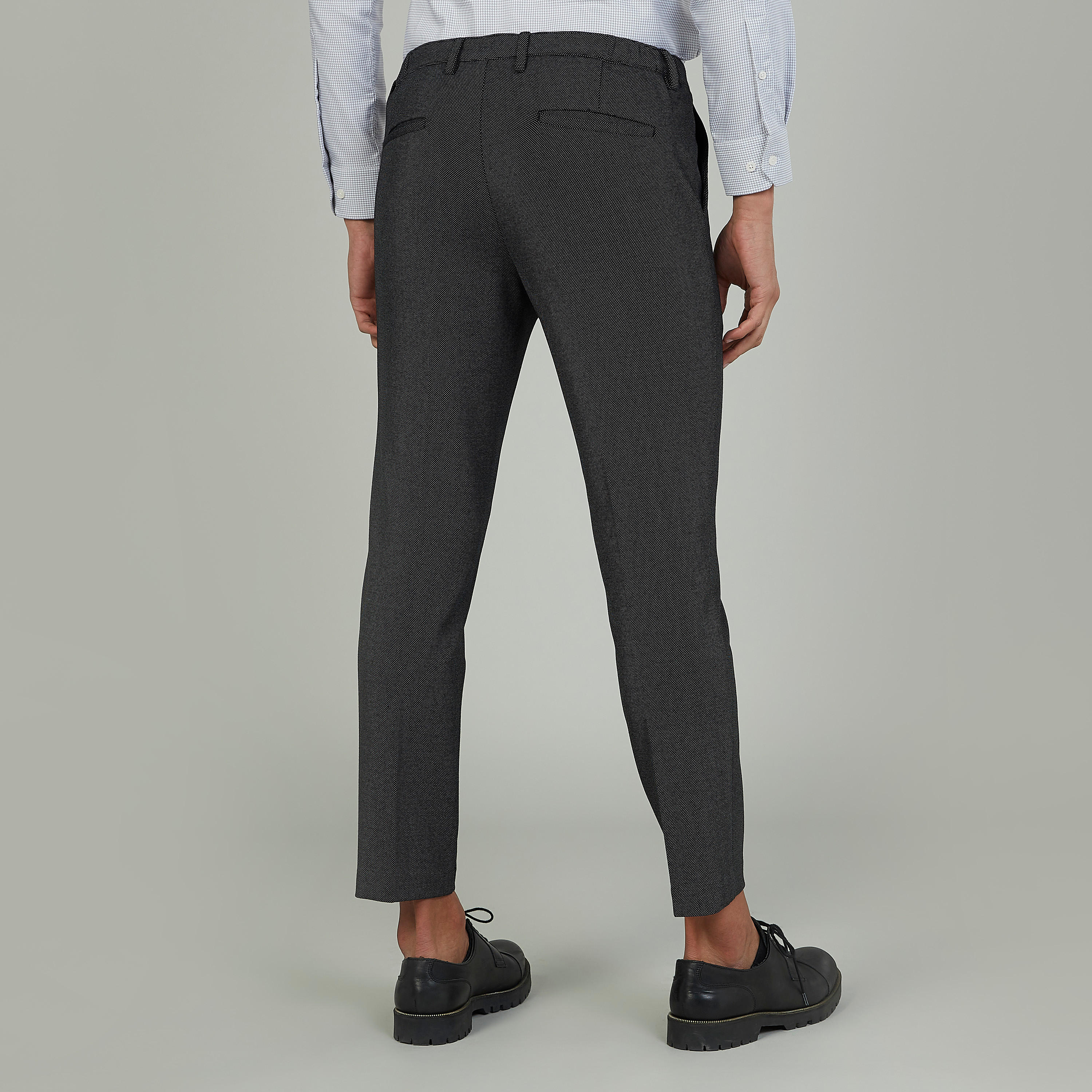 بنطلون سكيني قصير بارز الملمس بخصر متوسط الإرتفاع وجيوب-men-clothing-bottoms-trousersandchinos-trousers-image-4