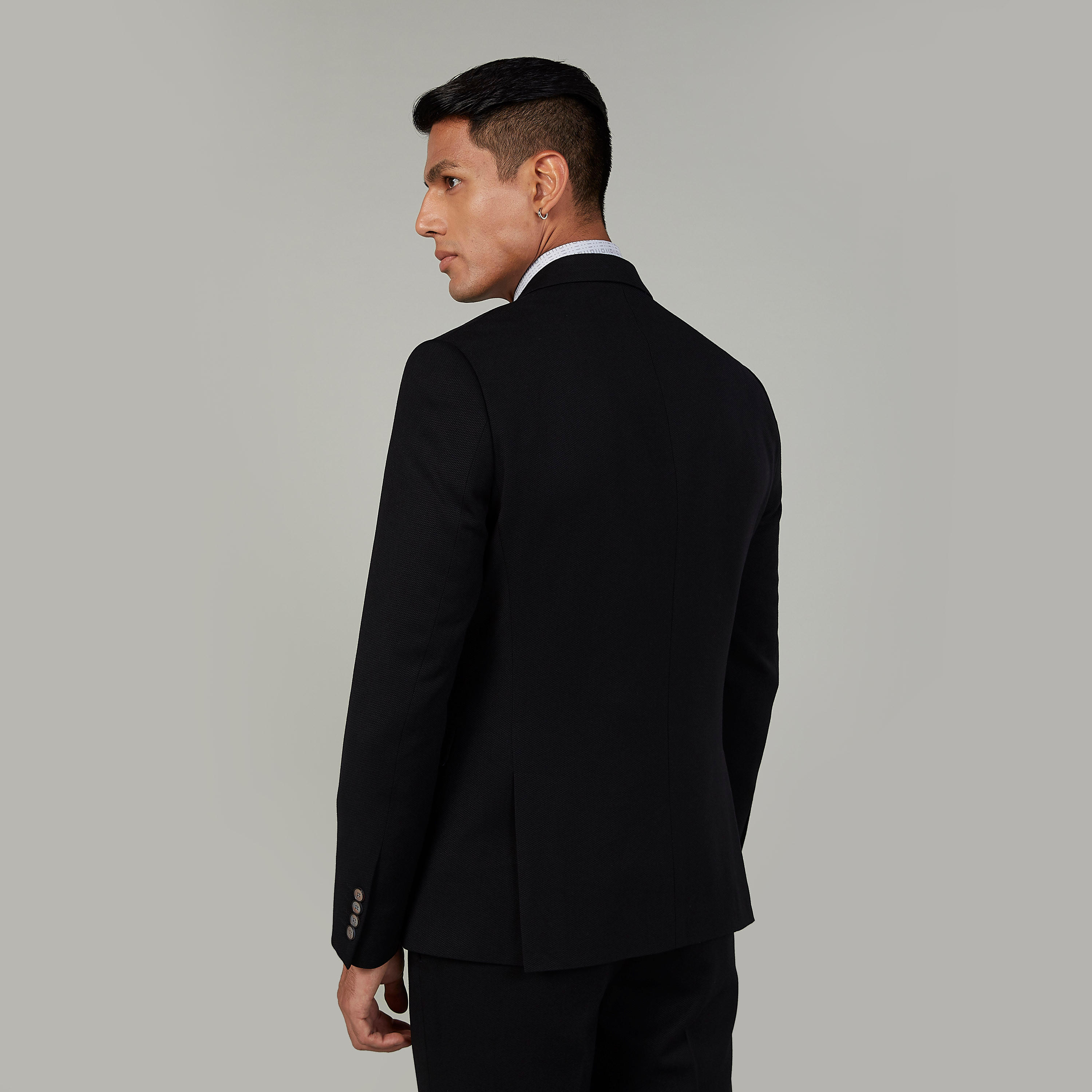 جاكيت بليزر رسمي سليم بارز الملمس بياقة مطوية وأكمام طويلة-men-winterwear-jacketsandblazers-image-4