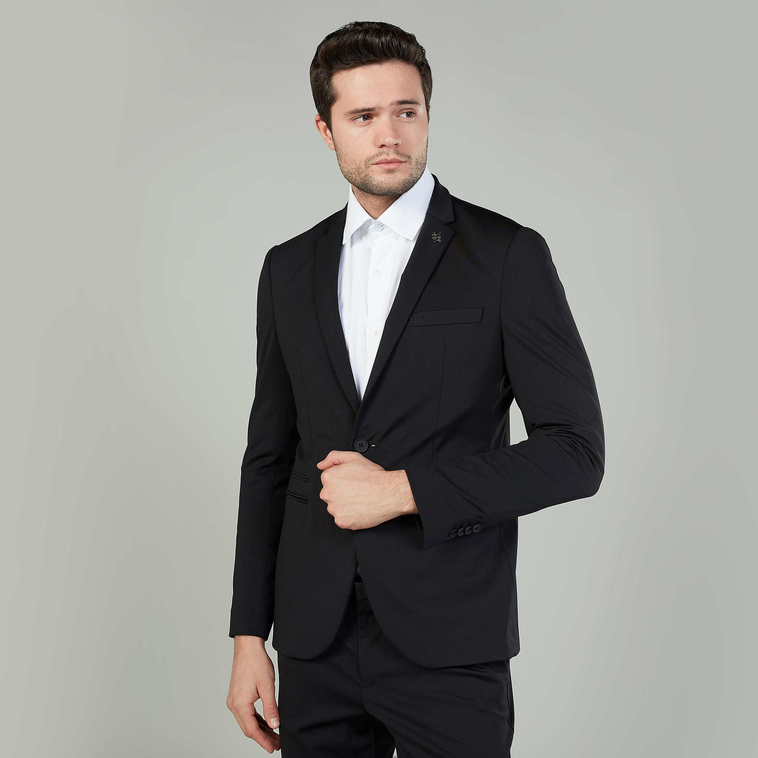 جاكيت بليزر رسمي سادة بقصّة سليم وياقة مطوية وأكمام طويلة-men-winterwear-jacketsandblazers-image-1