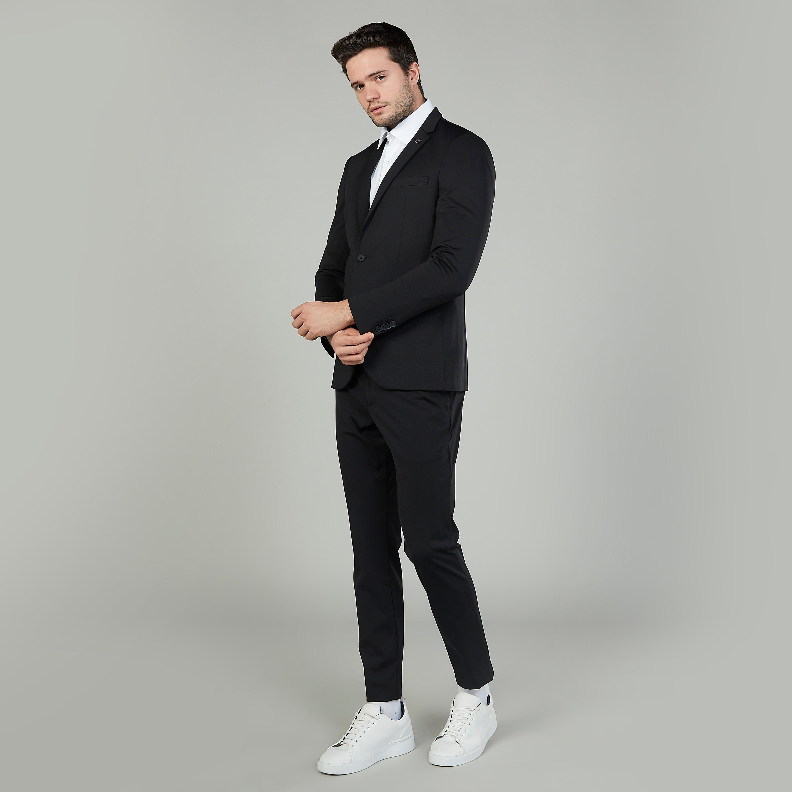 جاكيت بليزر رسمي سادة بقصّة سليم وياقة مطوية وأكمام طويلة-men-winterwear-jacketsandblazers-image-2
