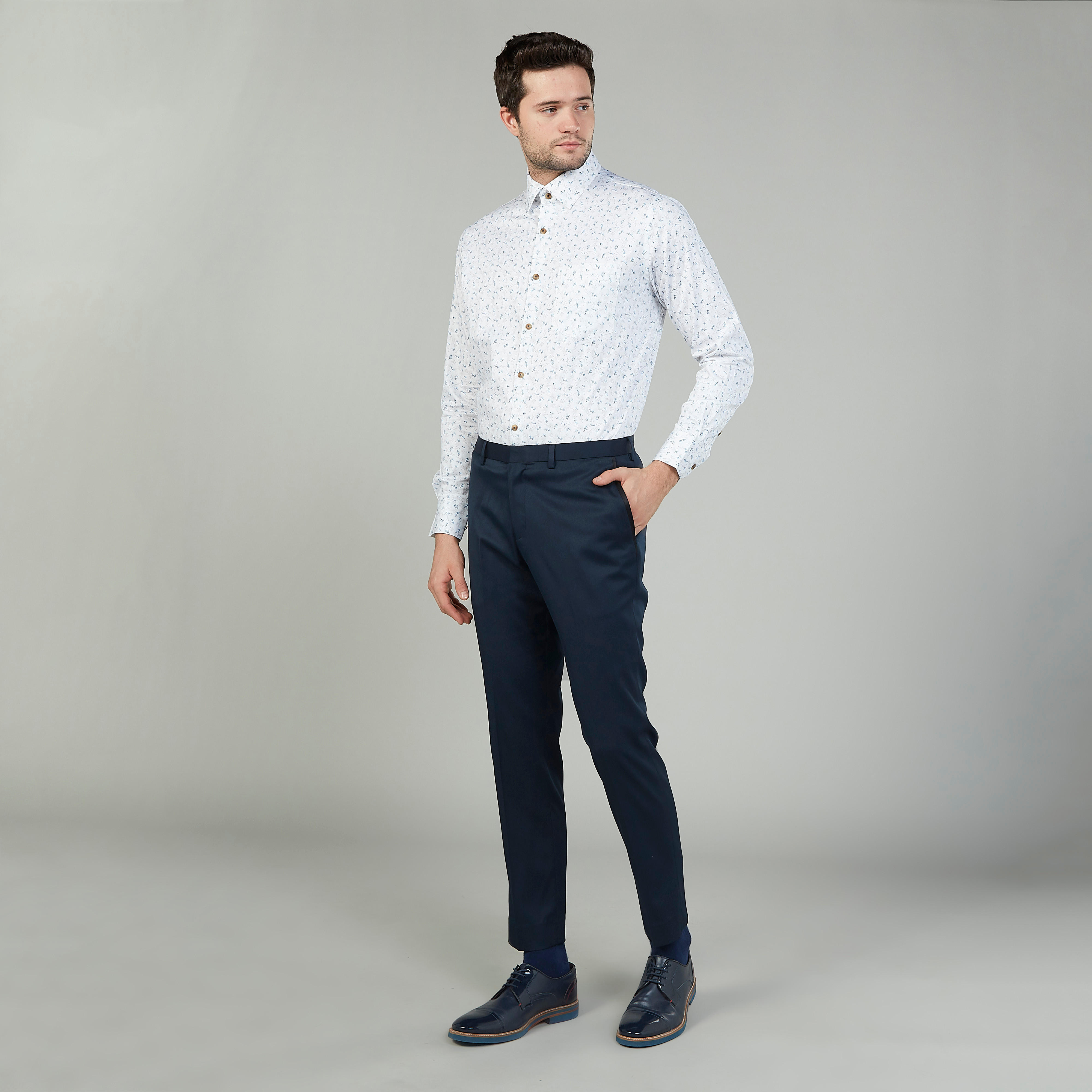 بنطلون سليم سادة بخصر متوسط الارتفاع وجيوب وعراوي-men-clothing-bottoms-trousersandchinos-trousers-image-2