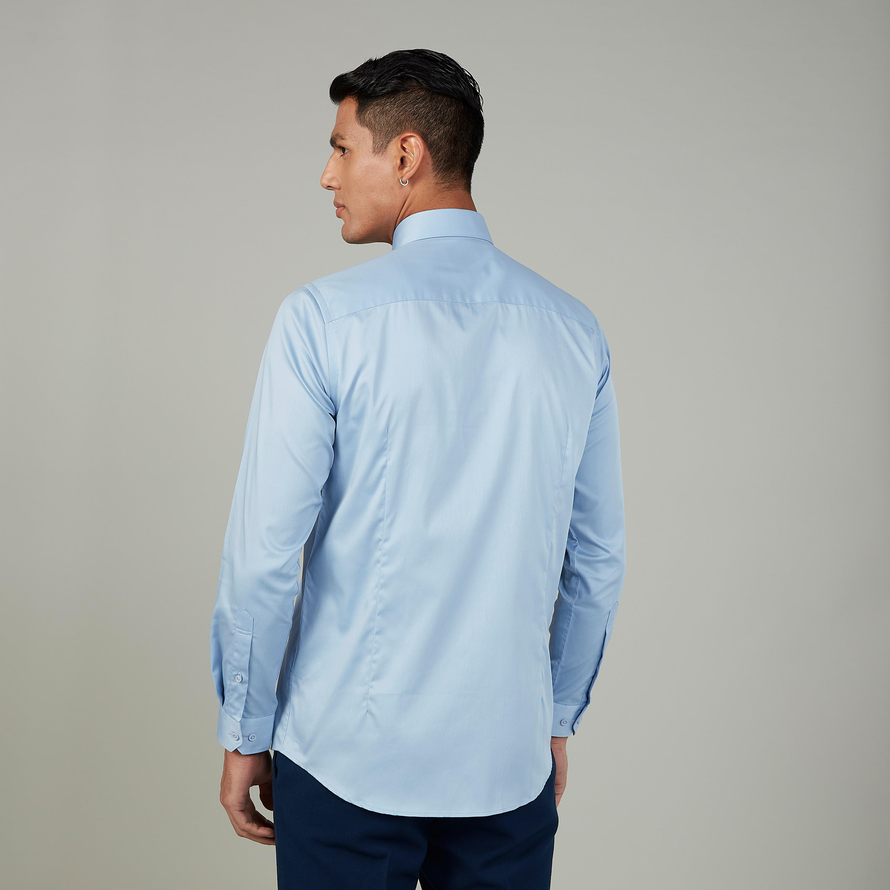 قميص سادة بياقة عاديّة وأكمام طويلة-men-clothing-shirts-image-2