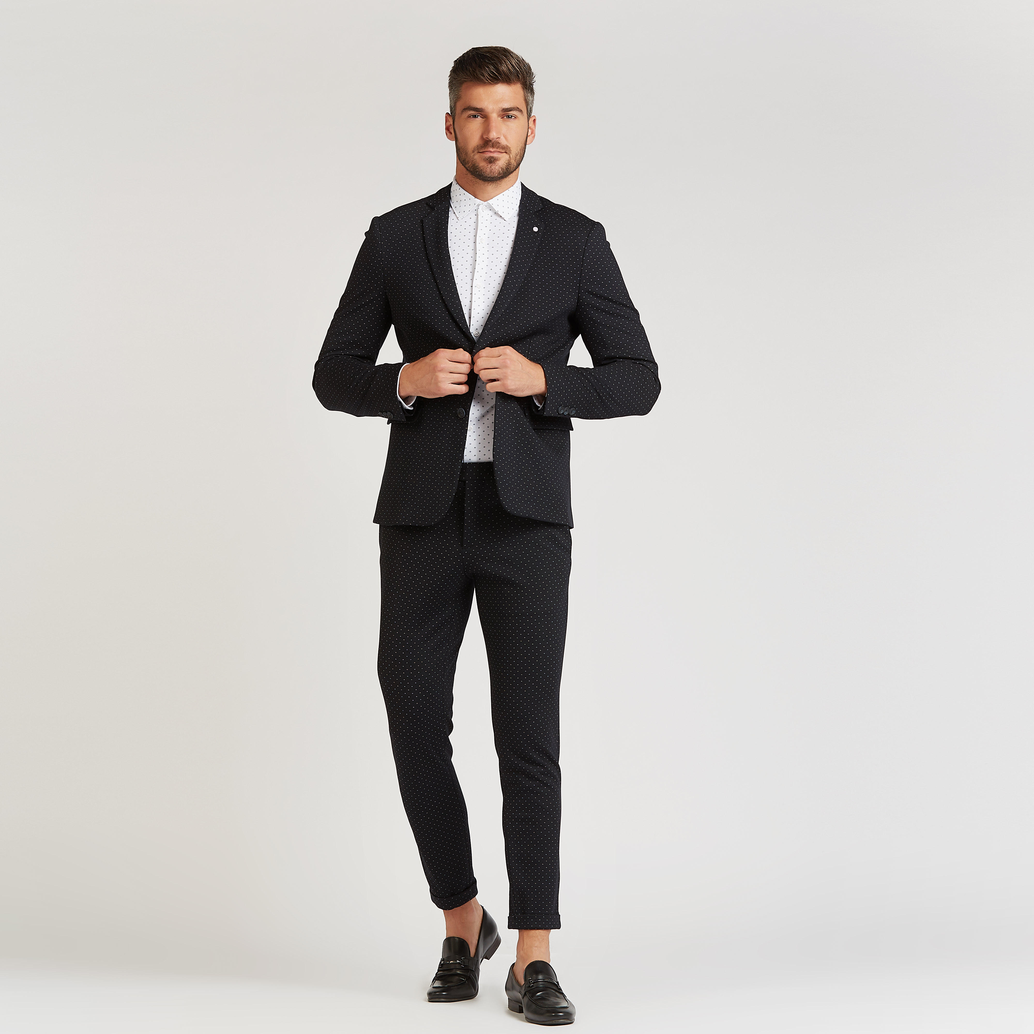 جاكيت بليزر بقصة سكيني بأكمام طويلة وياقة مطويّة-men-winterwear-jacketsandblazers-image-2