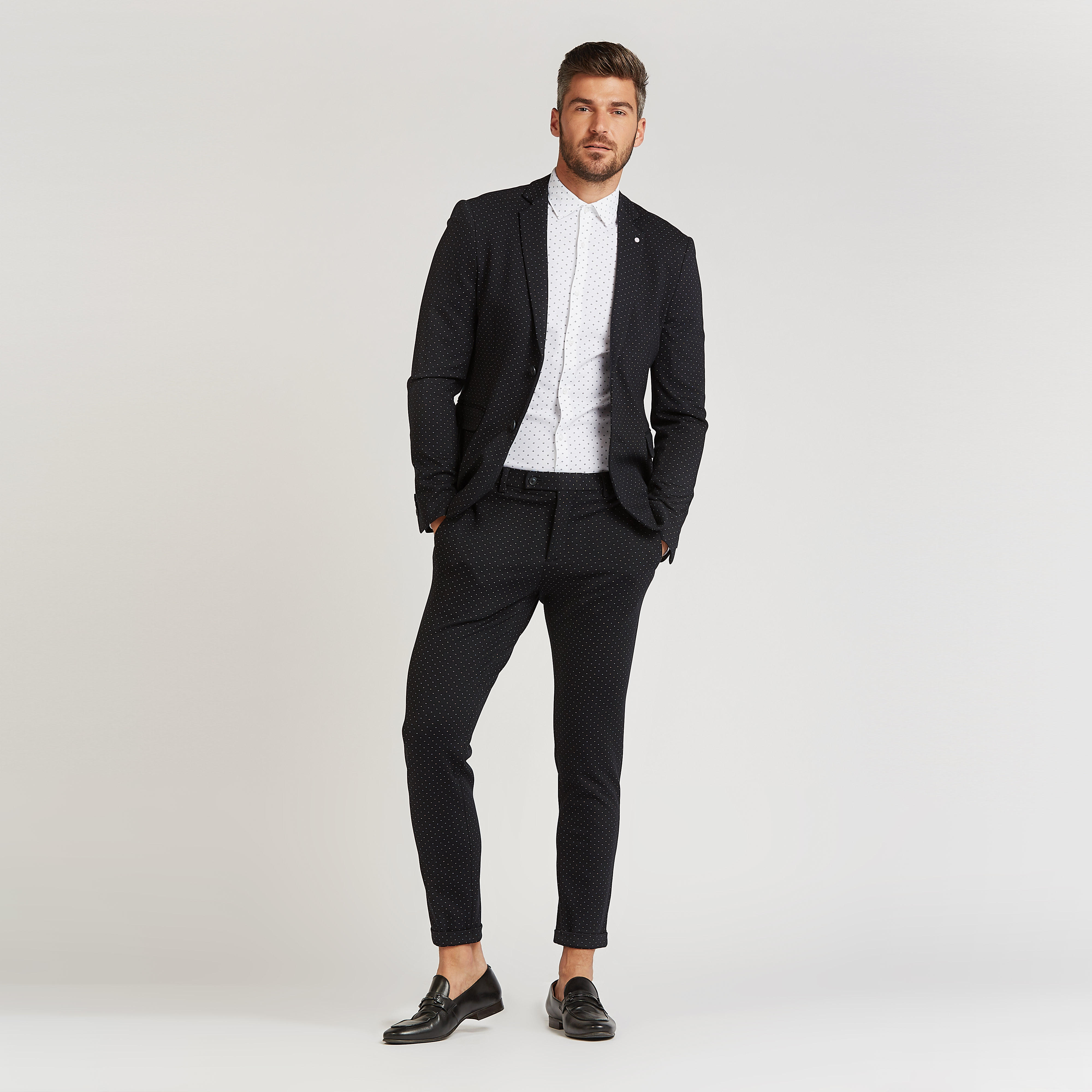 جاكيت بليزر بقصة سكيني بأكمام طويلة وياقة مطويّة-men-winterwear-jacketsandblazers-image-4