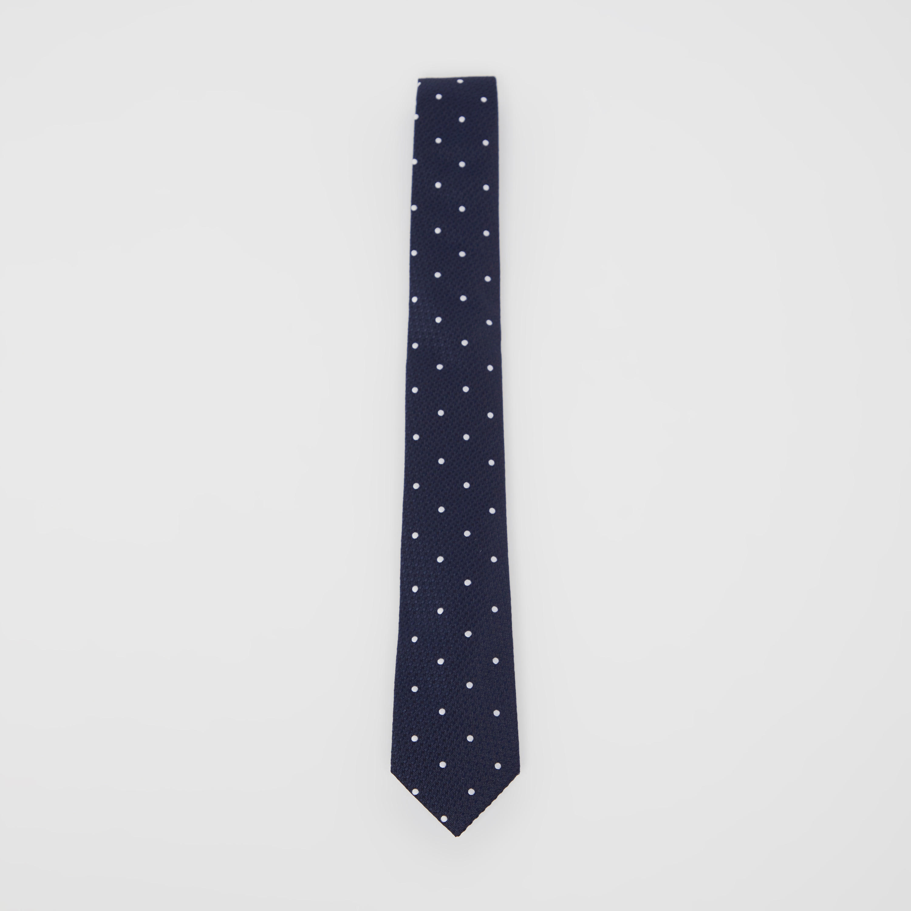 ربطة عنق عادية بطبعات منقّطة وحلقة تثبيت-men-tiesandcufflinks-pocketsquares-image-1