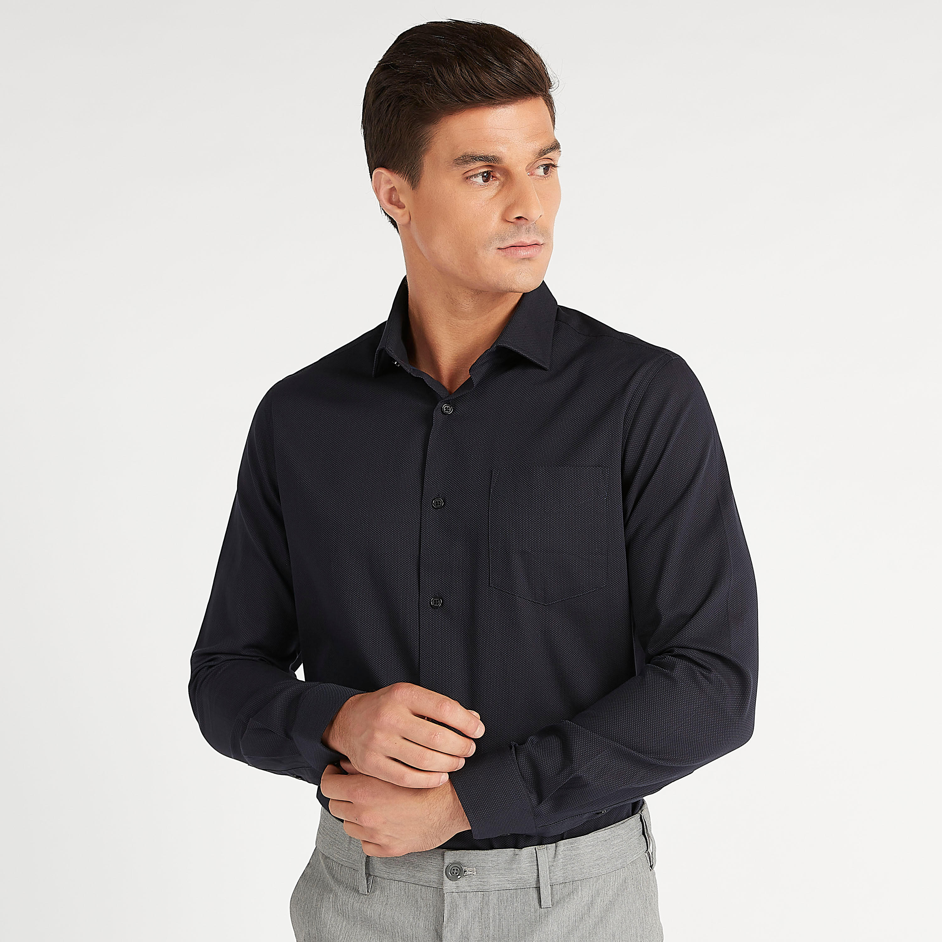 قميص بارز الملمس بياقة عاديّة وأكمام طويلة وجيب خارجي-men-clothing-shirts-image-1