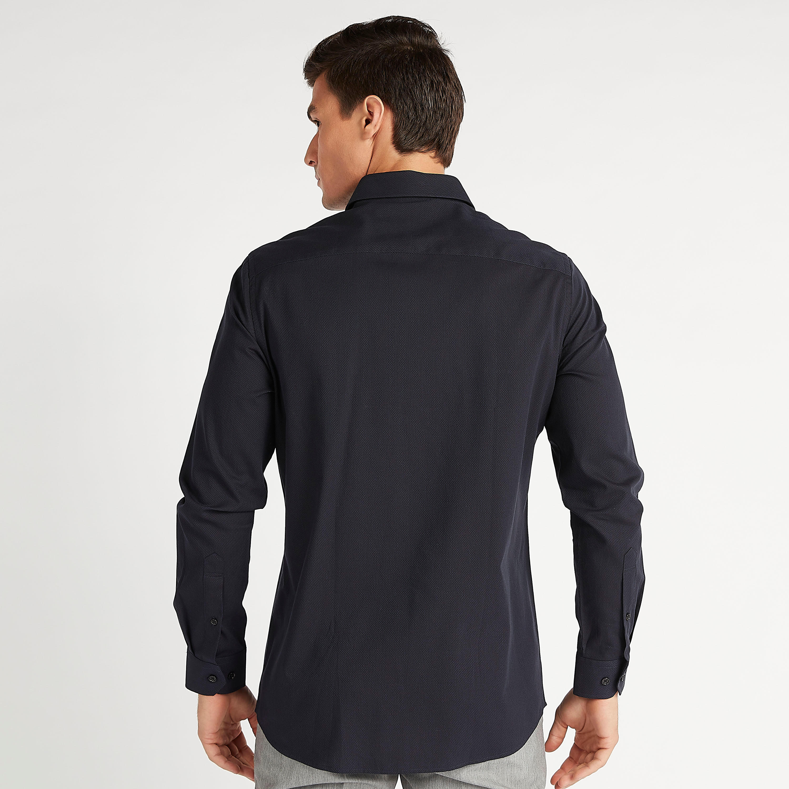 قميص بارز الملمس بياقة عاديّة وأكمام طويلة وجيب خارجي-men-clothing-shirts-image-4