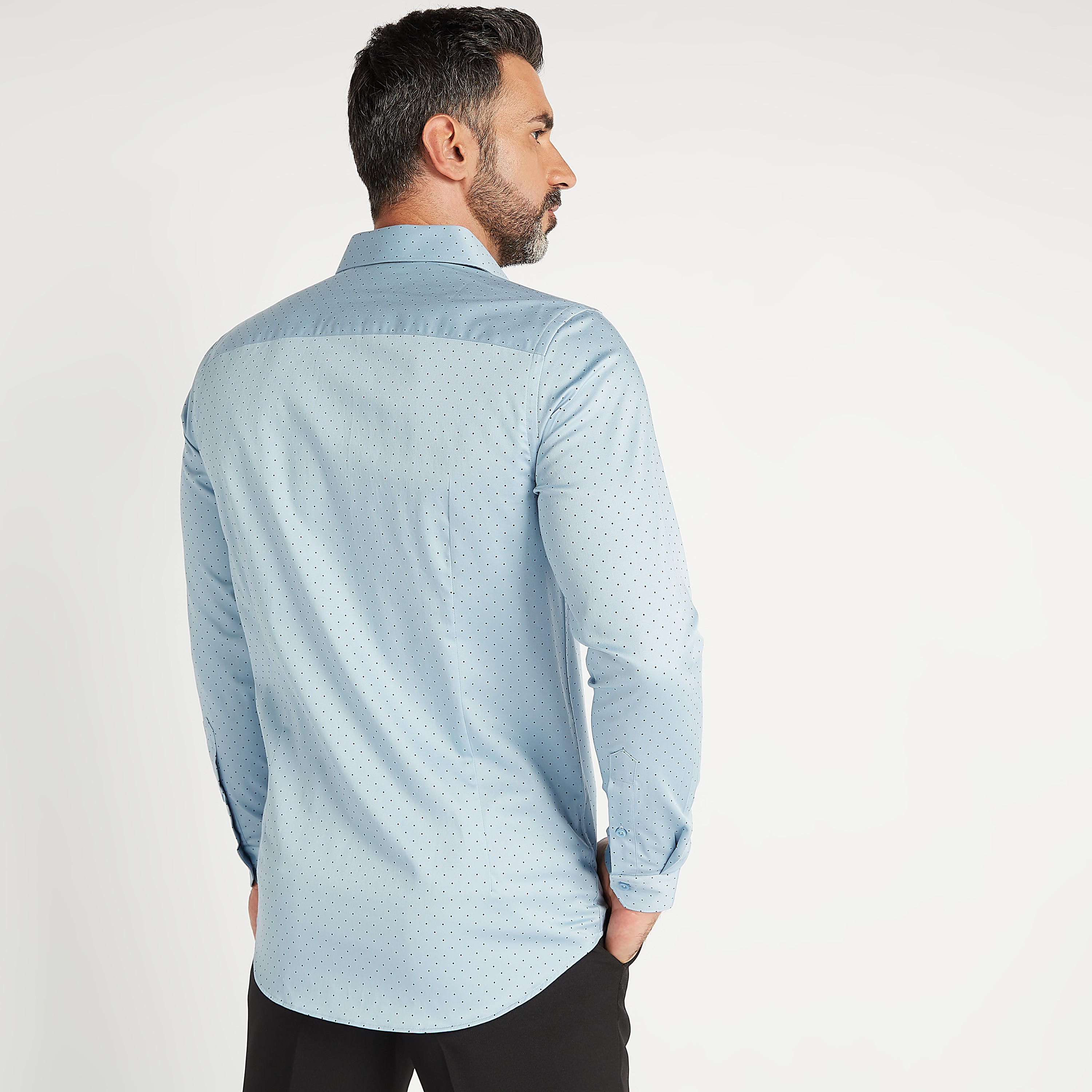 قميص بياقة واسعة وأكمام طويلة وطبعات منقّطة-men-clothing-shirts-image-4