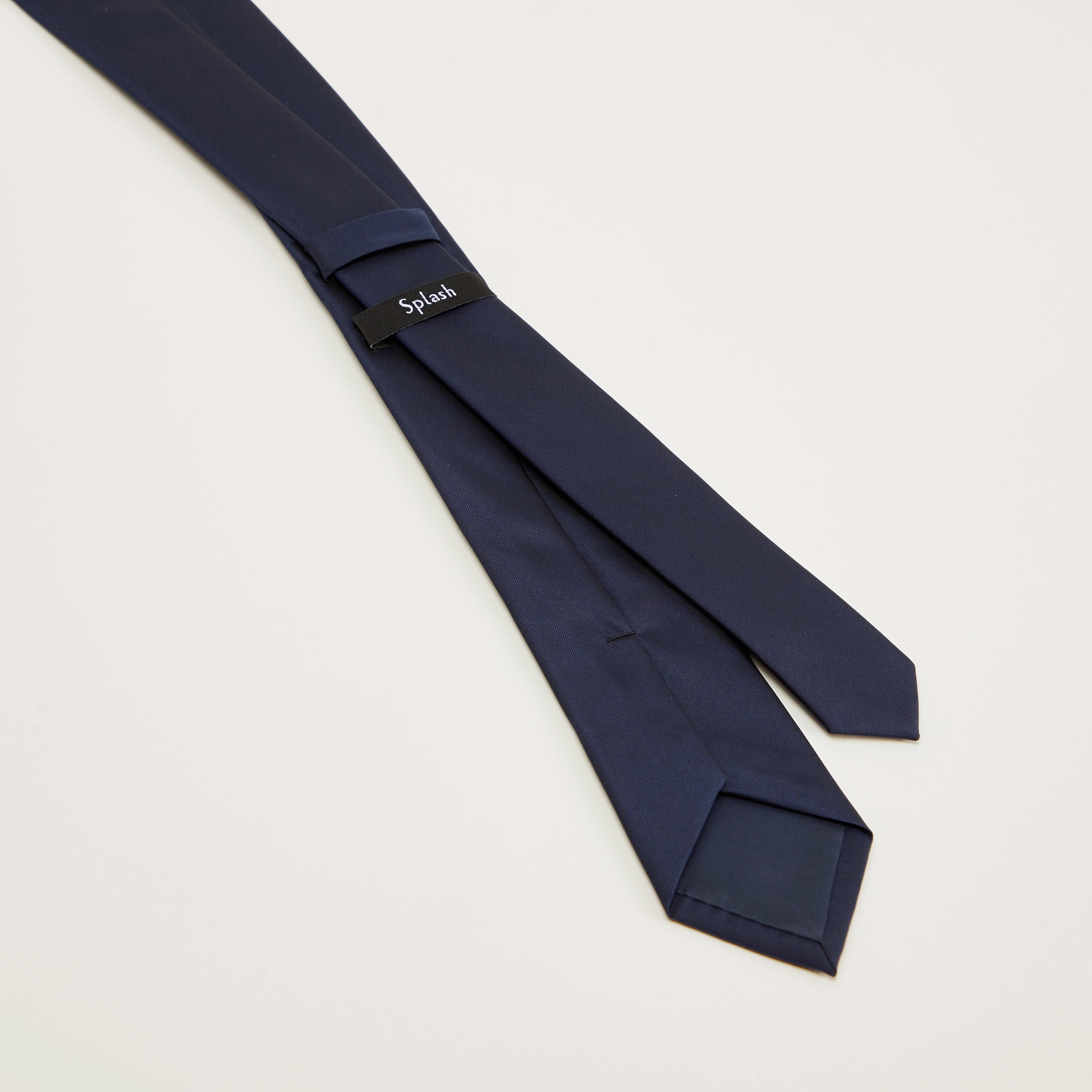 ربطة عنق سادة بحلقة تثبيت-men-tiesandcufflinks-pocketsquares-image-1