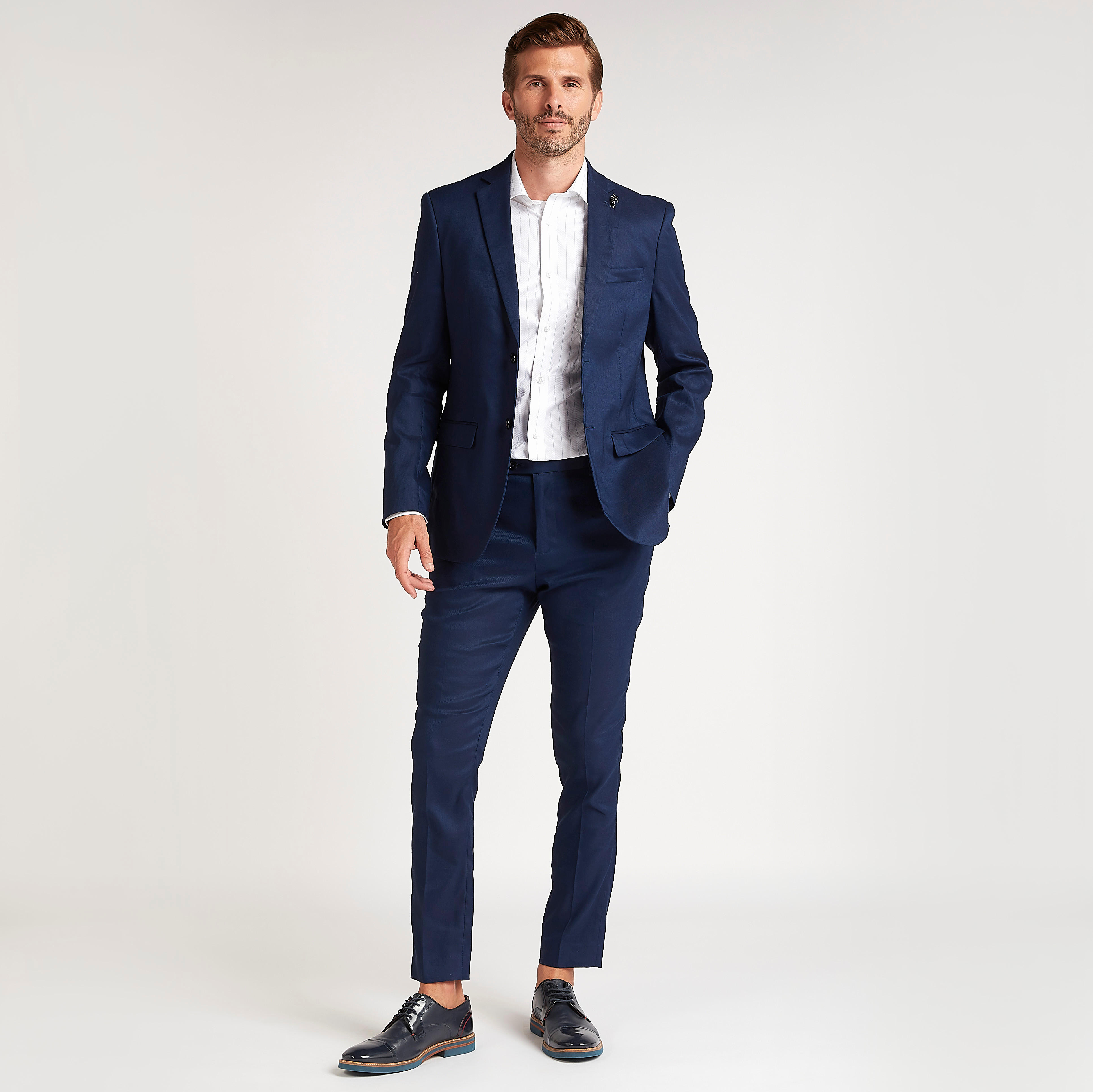 قميص مقلّم بأكمام طويل وجيب خارجي-men-clothing-shirts-image-2