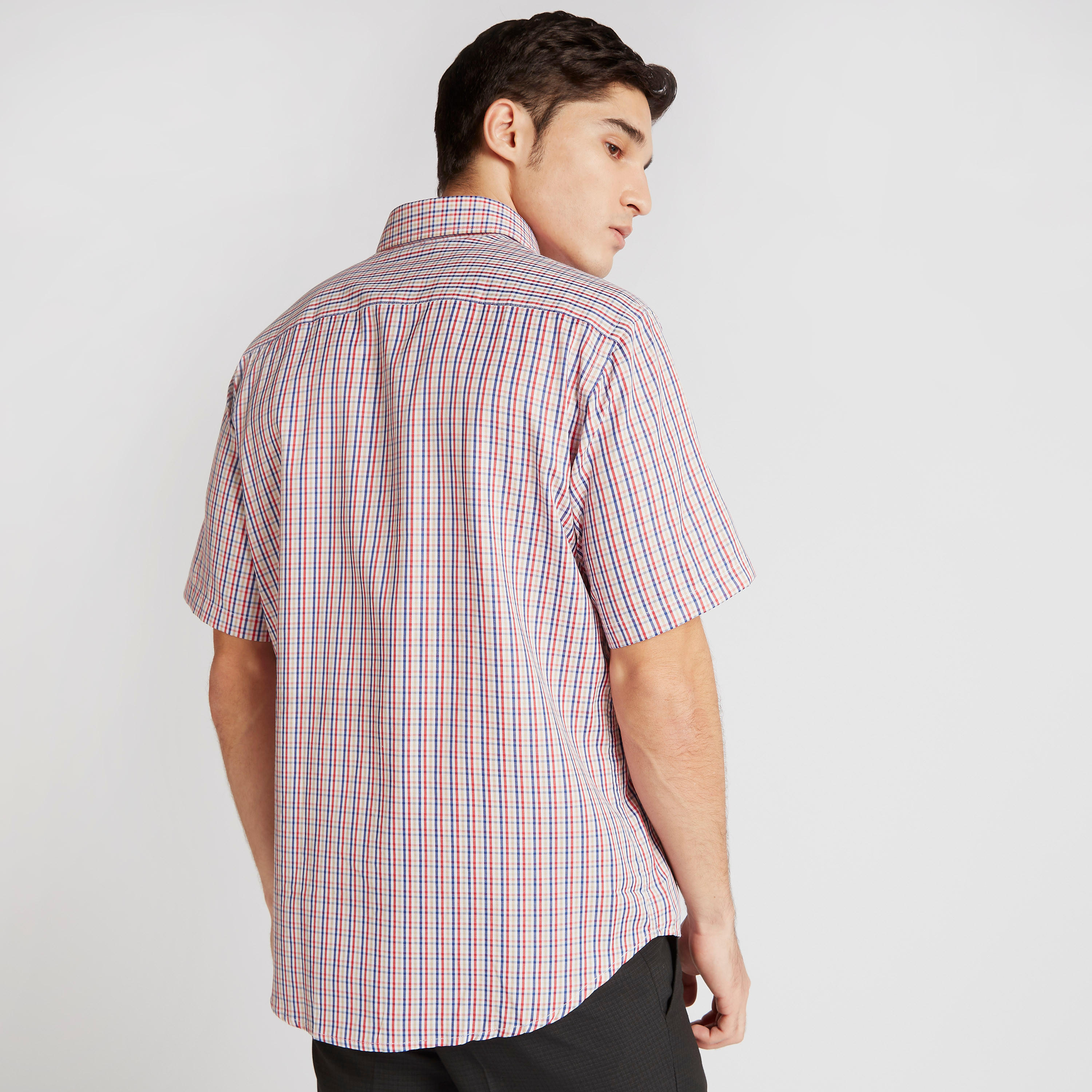 قميص كاروهات بأكمام قصيرة وجيب-men-clothing-shirts-image-4