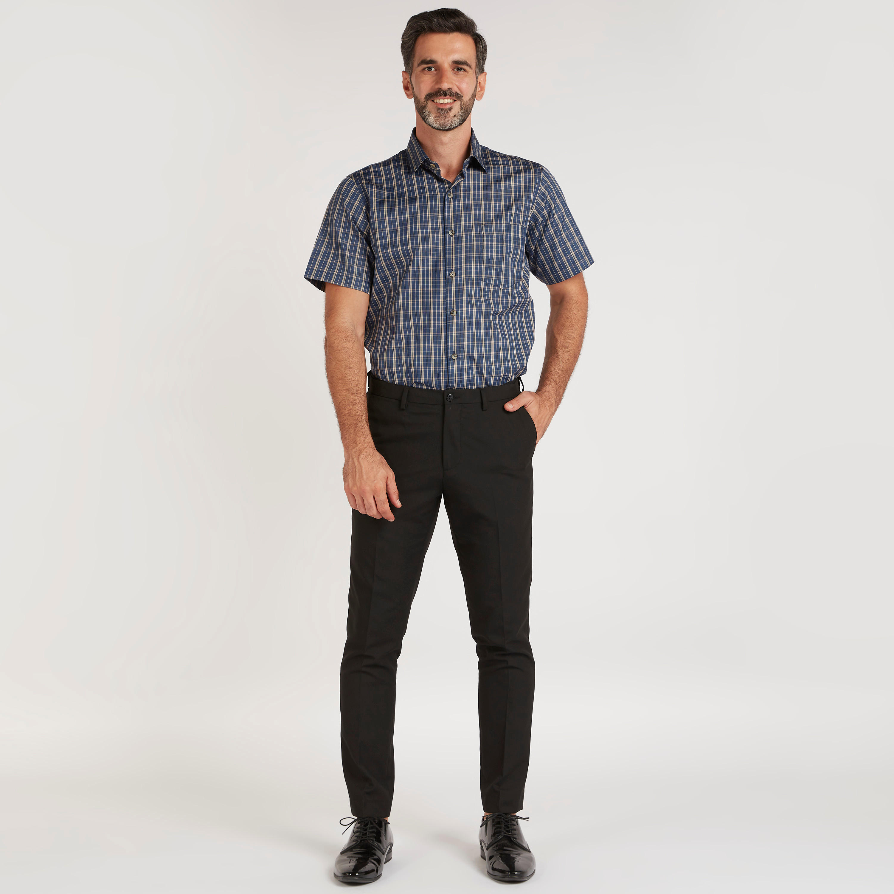 قميص كاروهات بأكمام قصيرة وجيب على الصدر-men-clothing-shirts-image-2
