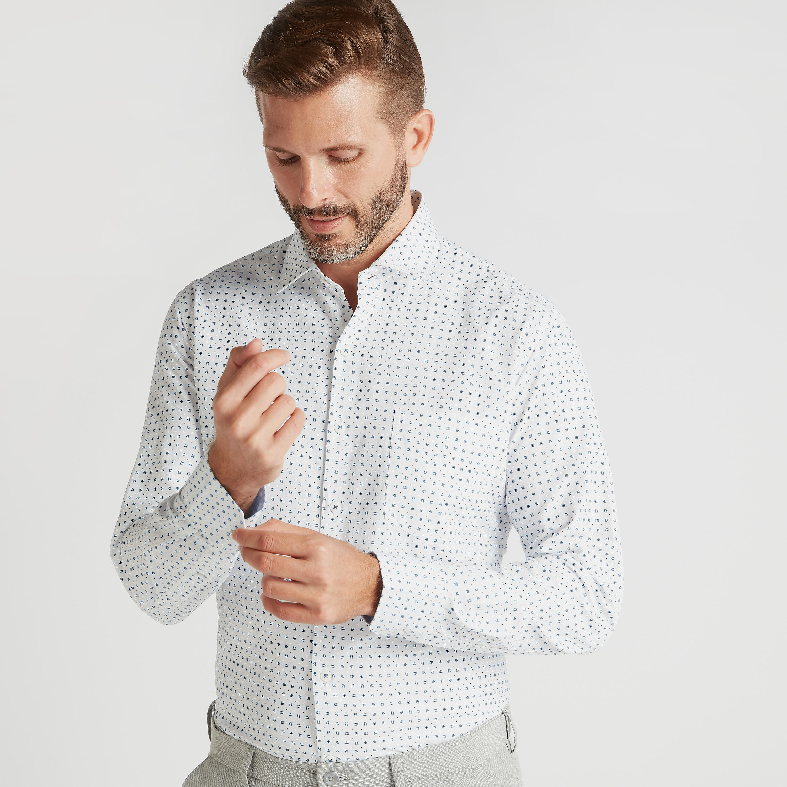 قميص سادة بياقة عاديّة وأكمام طويلة مع جيب خارجي وطبعات-men-clothing-shirts-image-1